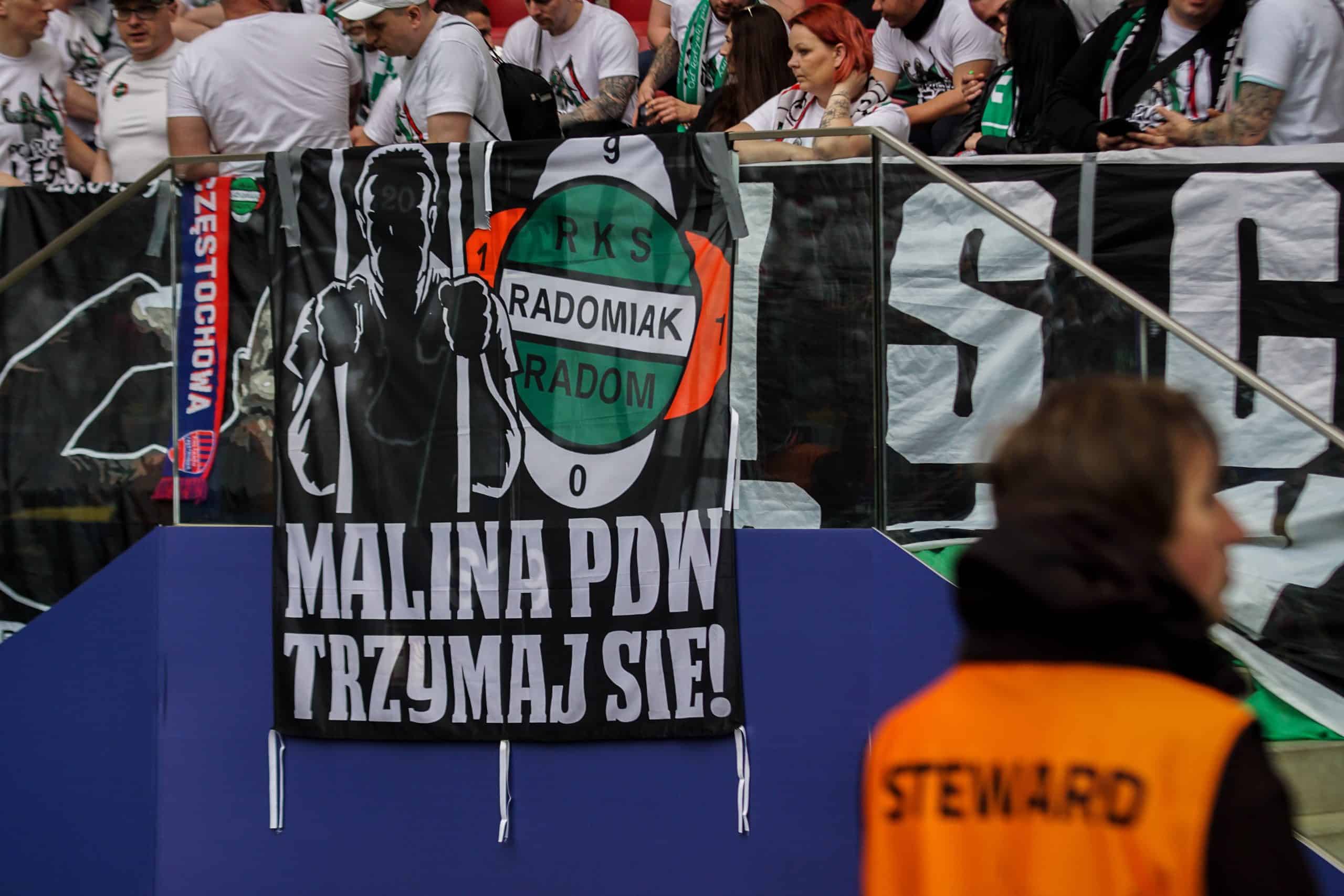 ‘Warschau houdt van winnaars’; Legia pakt beker in pyroparty