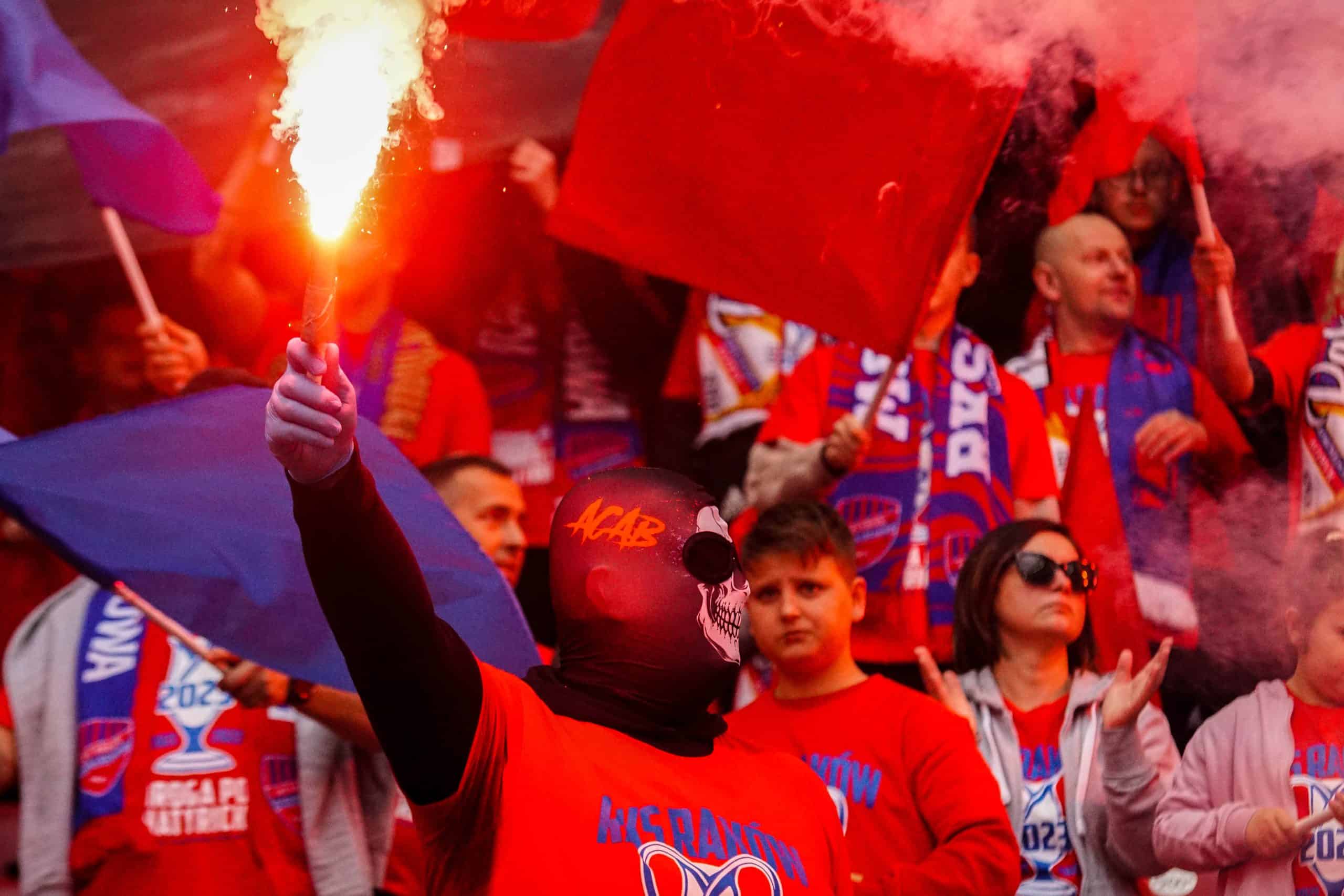 ‘Warschau houdt van winnaars’; Legia pakt beker in pyroparty