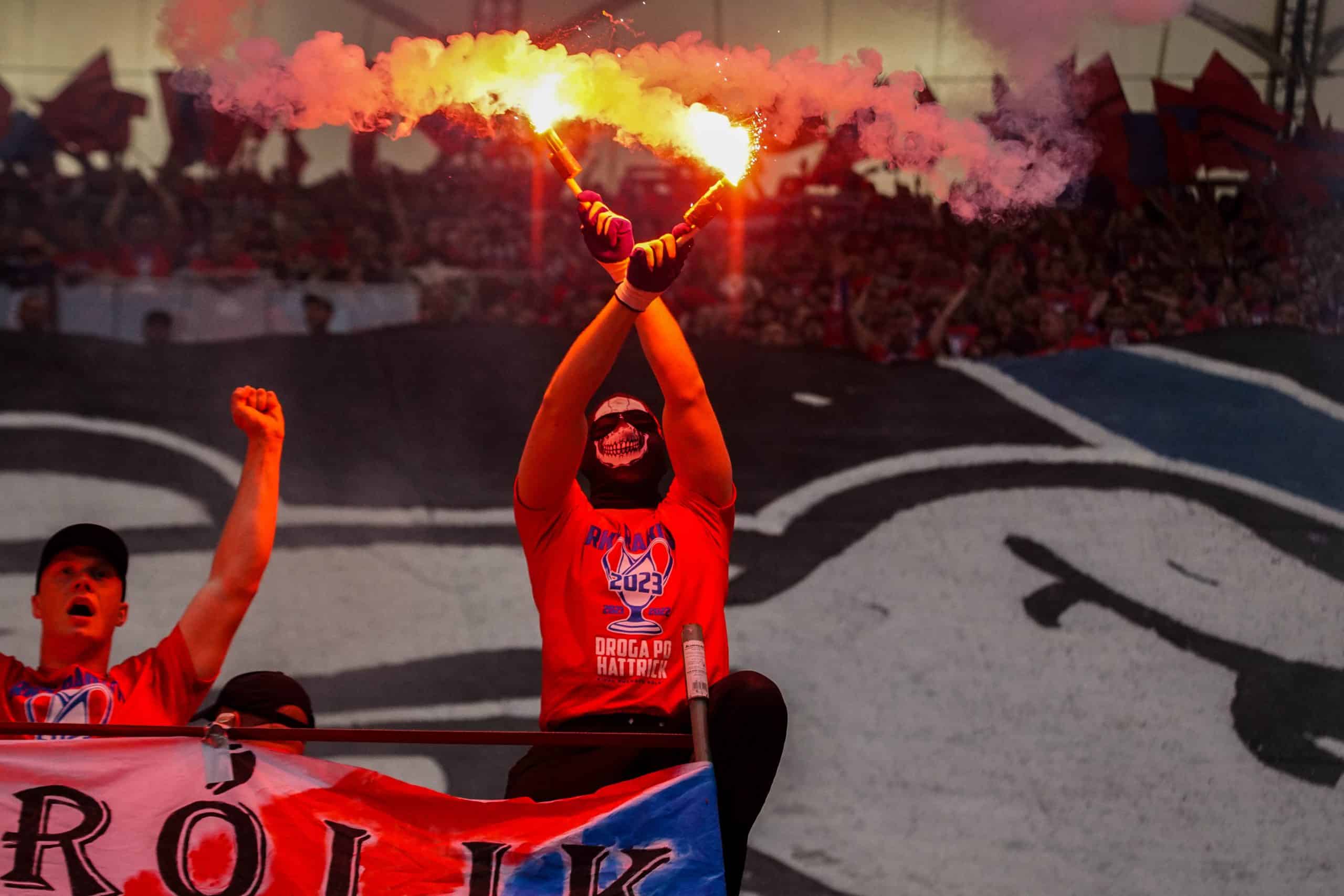 ‘Warschau houdt van winnaars’; Legia pakt beker in pyroparty