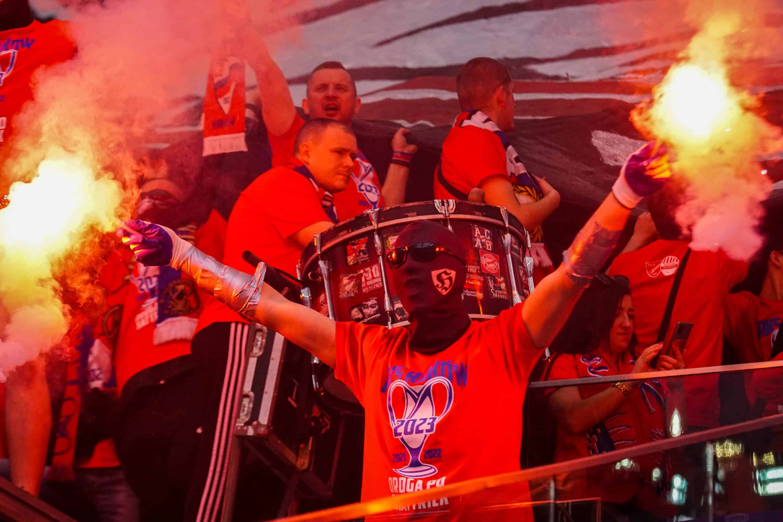 ‘Warschau houdt van winnaars’; Legia pakt beker in pyroparty