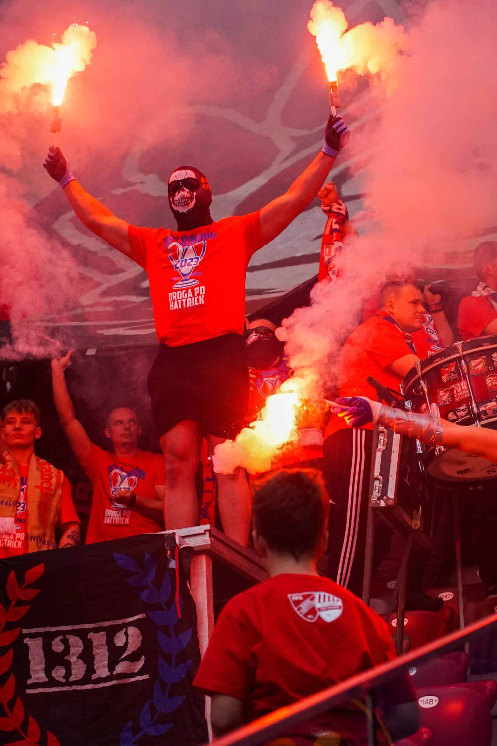 ‘Warschau houdt van winnaars’; Legia pakt beker in pyroparty