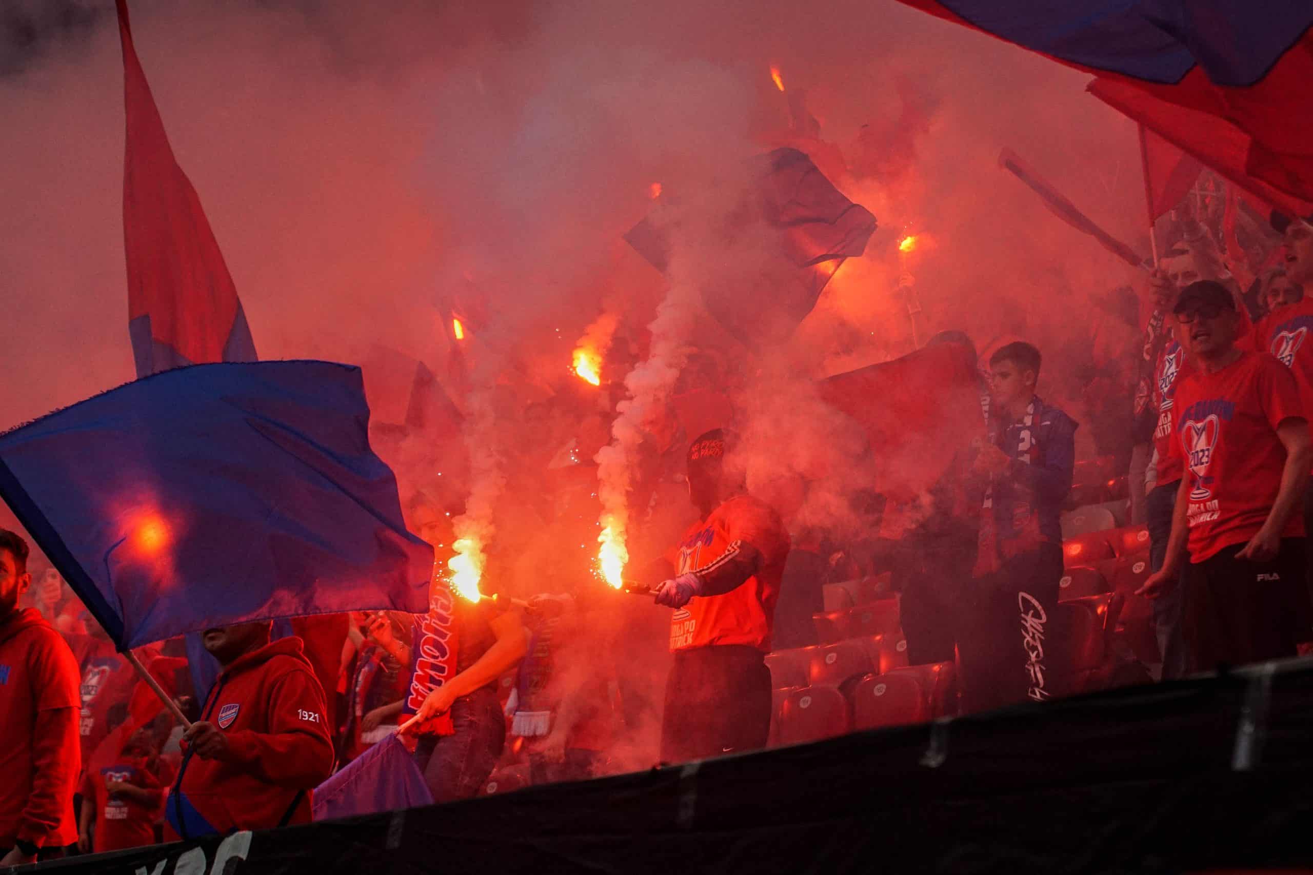 ‘Warschau houdt van winnaars’; Legia pakt beker in pyroparty