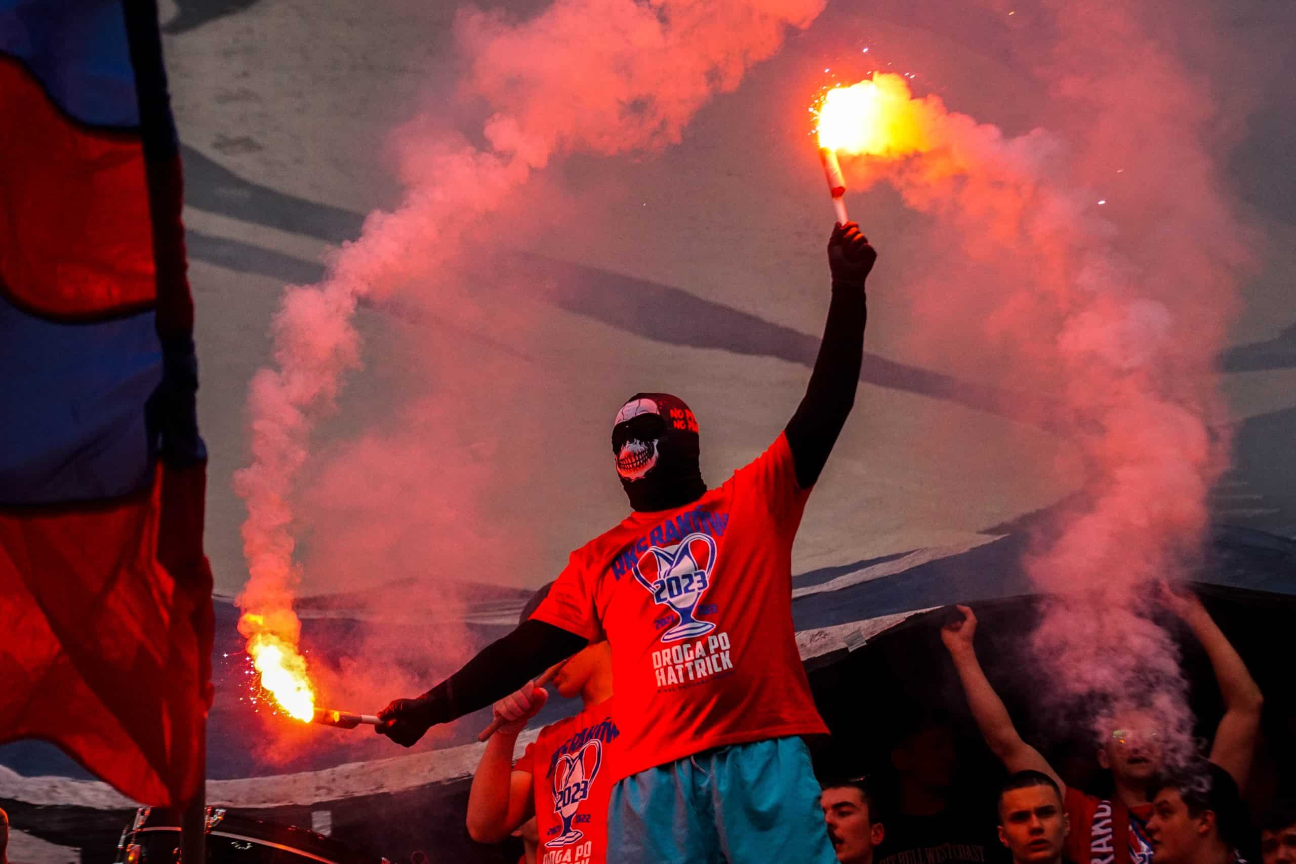 ‘Warschau houdt van winnaars’; Legia pakt beker in pyroparty