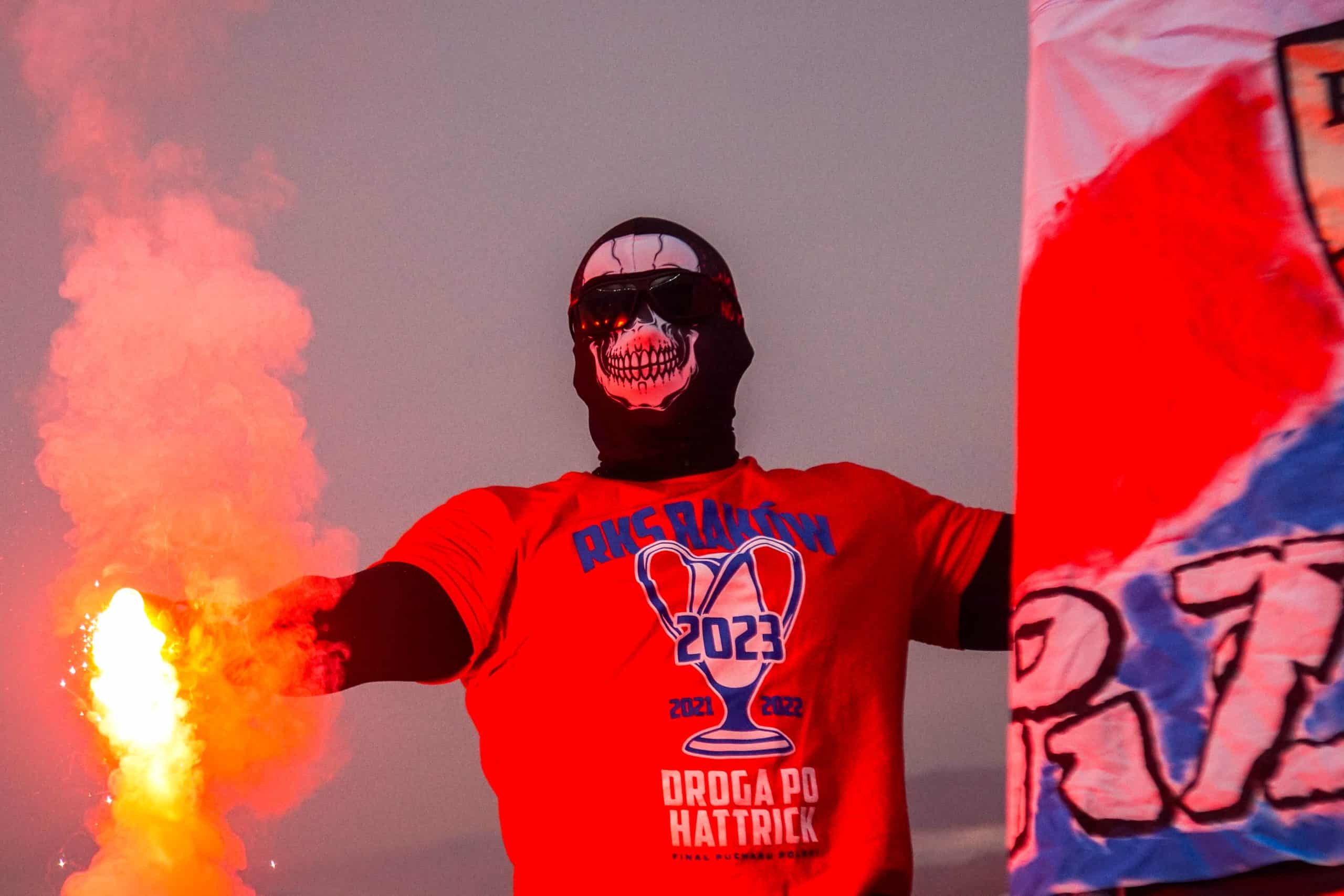 ‘Warschau houdt van winnaars’; Legia pakt beker in pyroparty