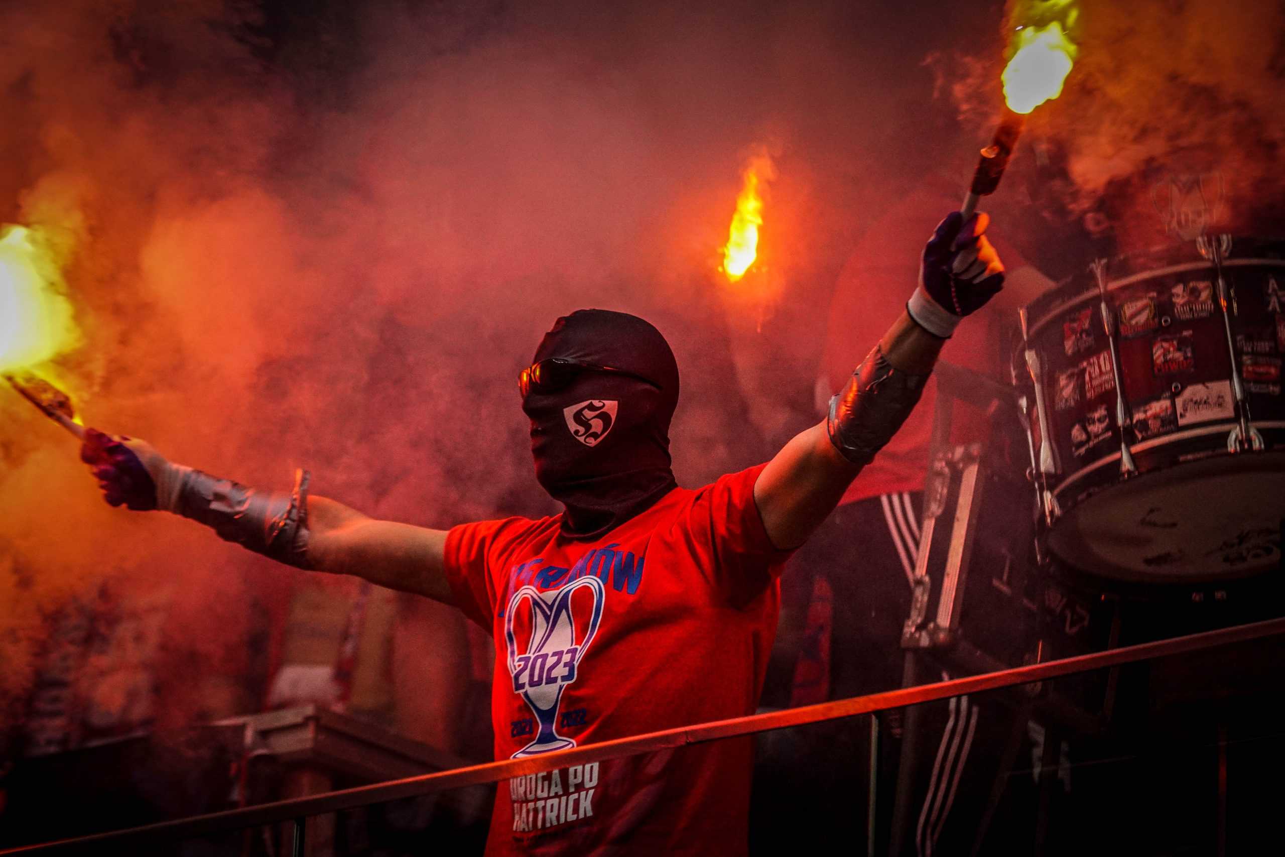 ‘Warschau houdt van winnaars’; Legia pakt beker in pyroparty