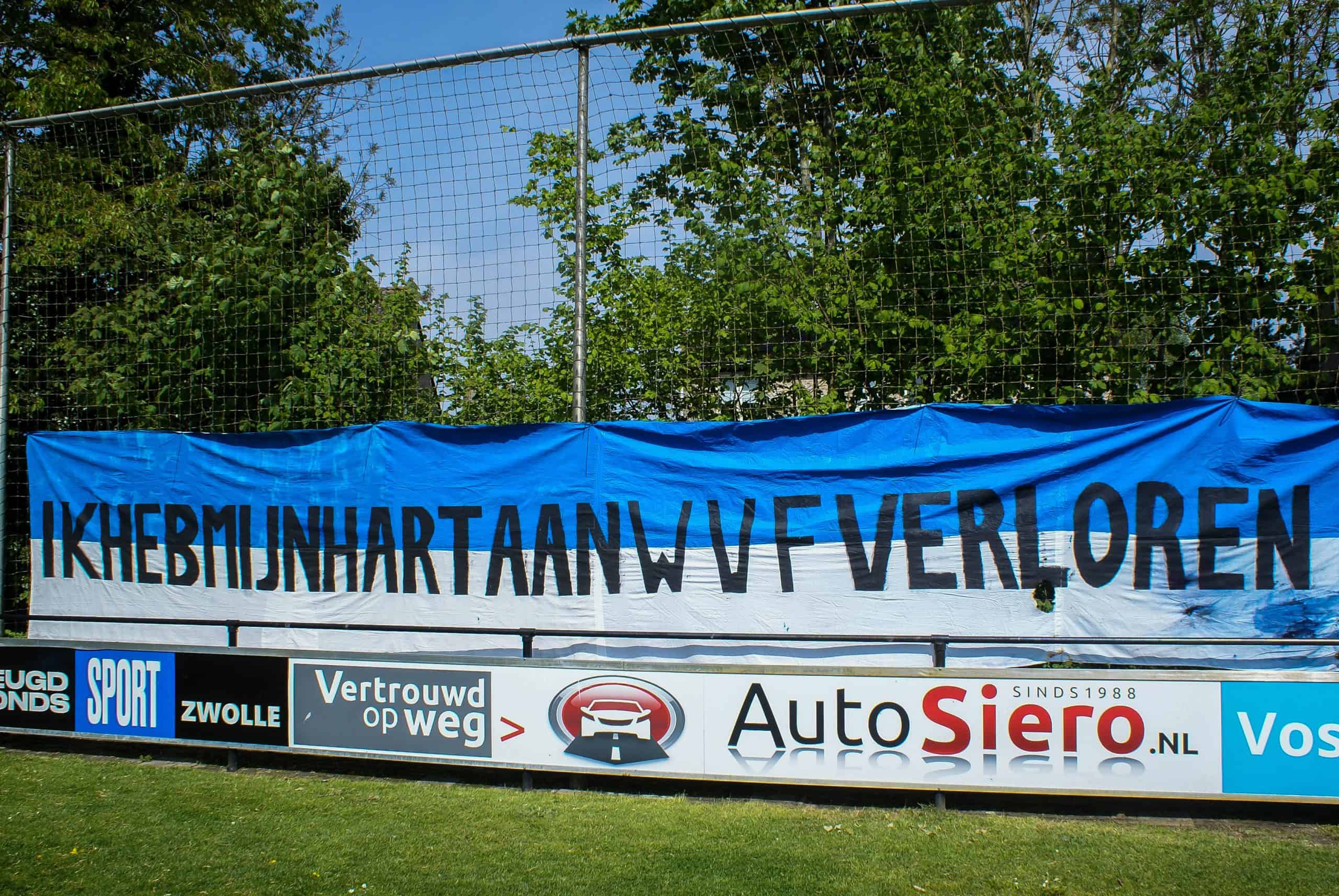 Gekkenhuis bij vijfde elftal amateurclub: Kampioen met ludieke acties en veel vuurwerk