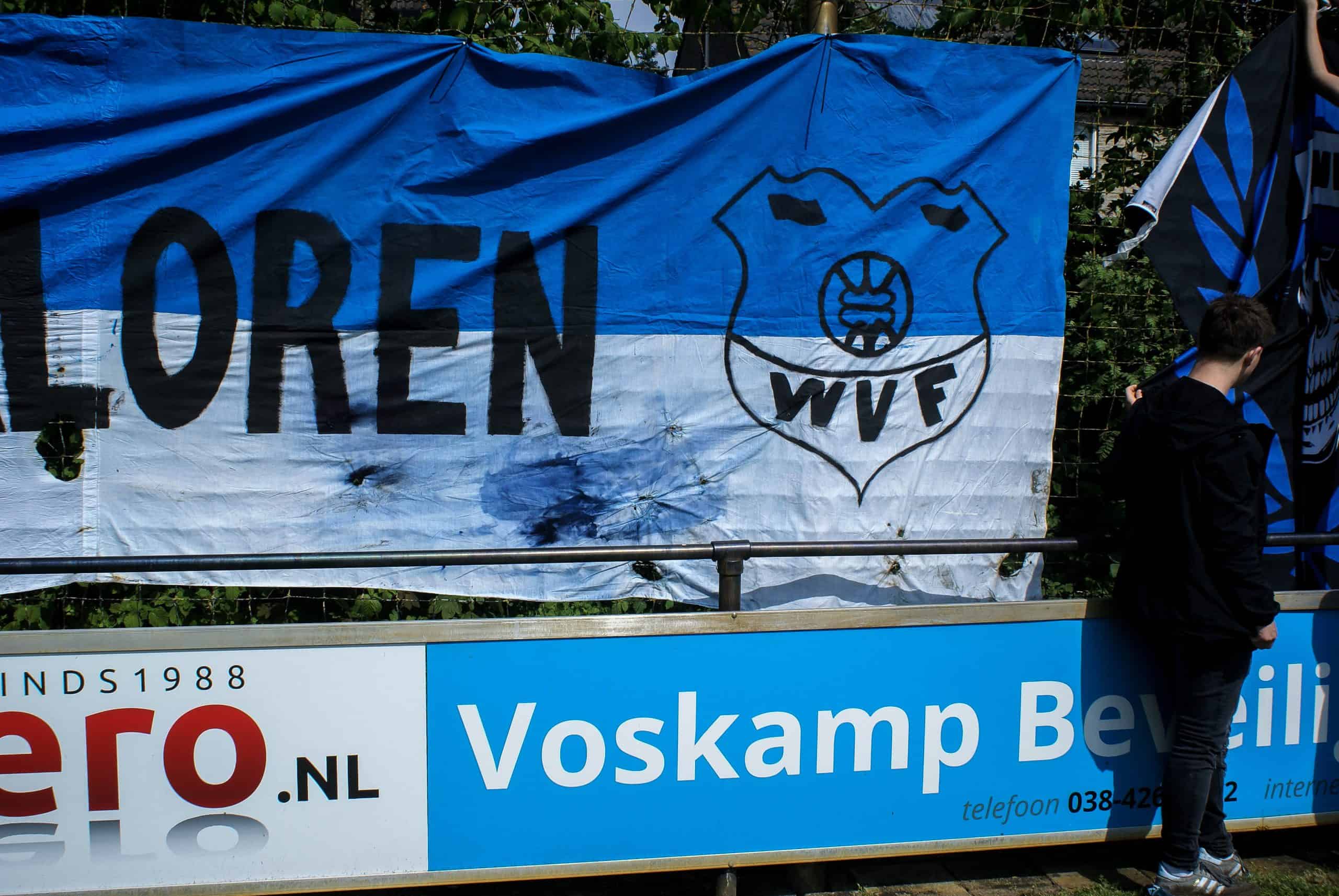Gekkenhuis bij vijfde elftal amateurclub: Kampioen met ludieke acties en veel vuurwerk