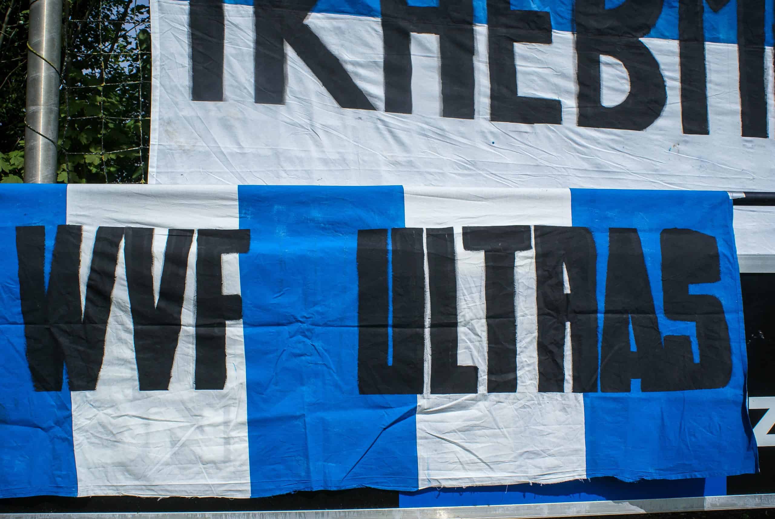 Gekkenhuis bij vijfde elftal amateurclub: Kampioen met ludieke acties en veel vuurwerk