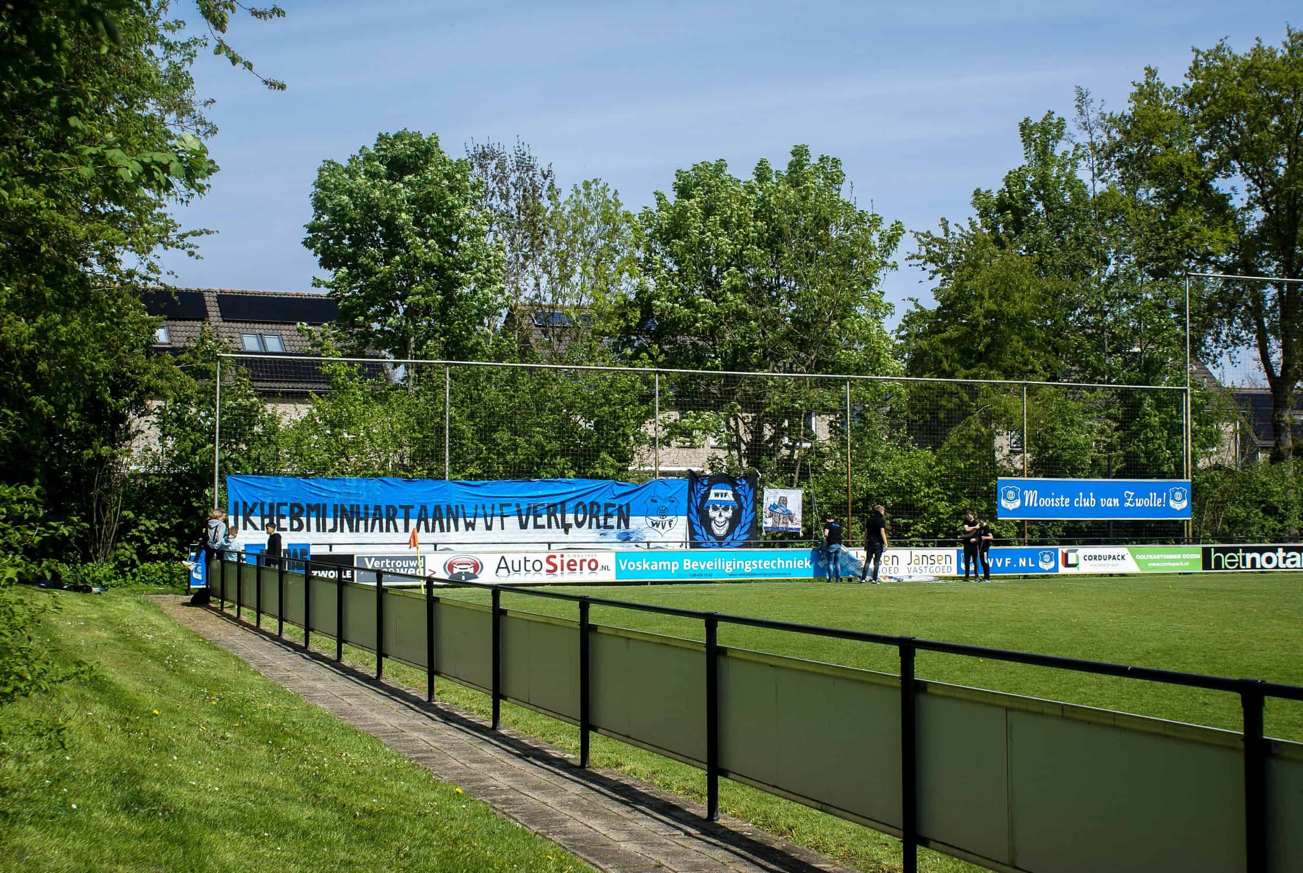 Gekkenhuis bij vijfde elftal amateurclub: Kampioen met ludieke acties en veel vuurwerk