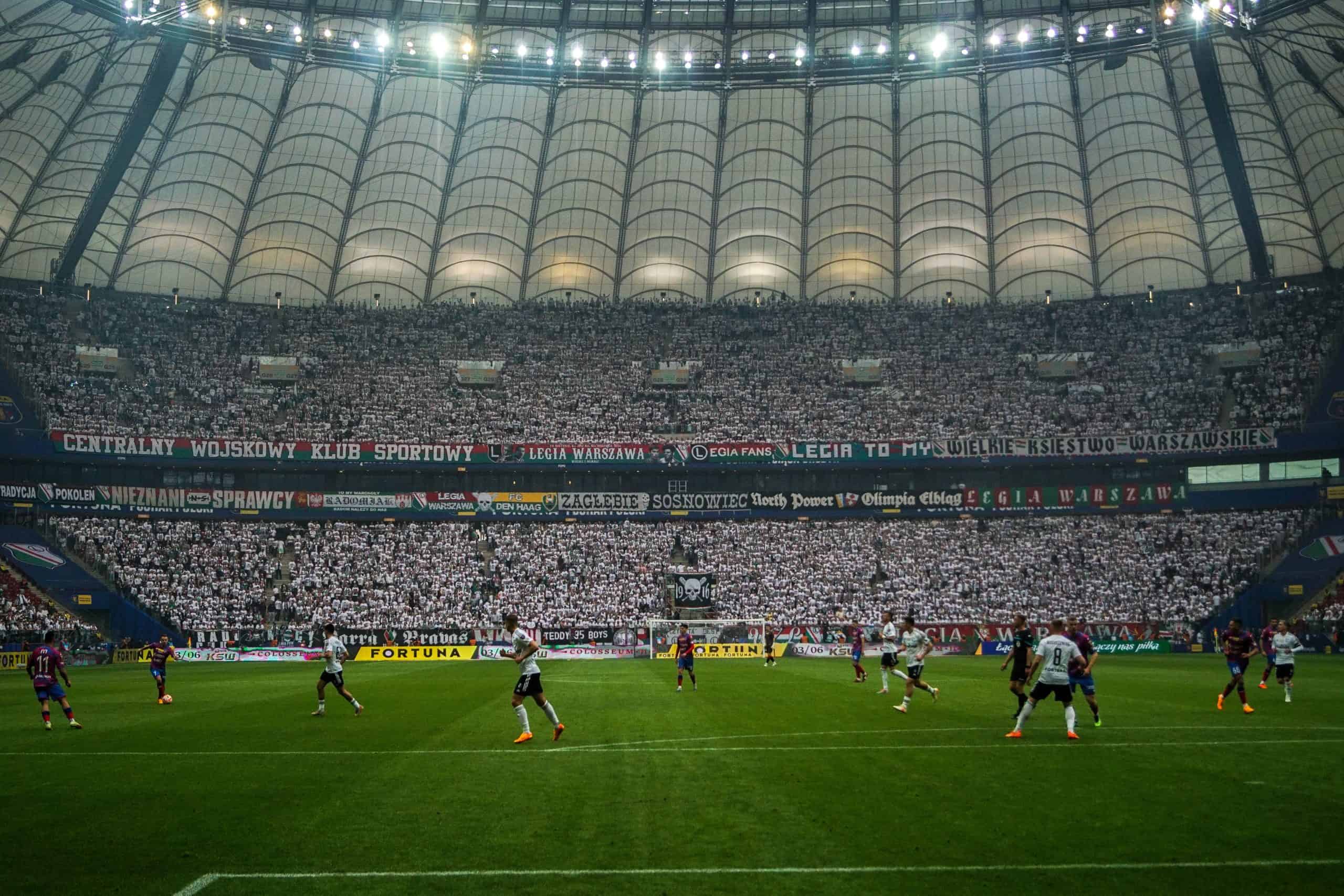 ‘Warschau houdt van winnaars’; Legia pakt beker in pyroparty
