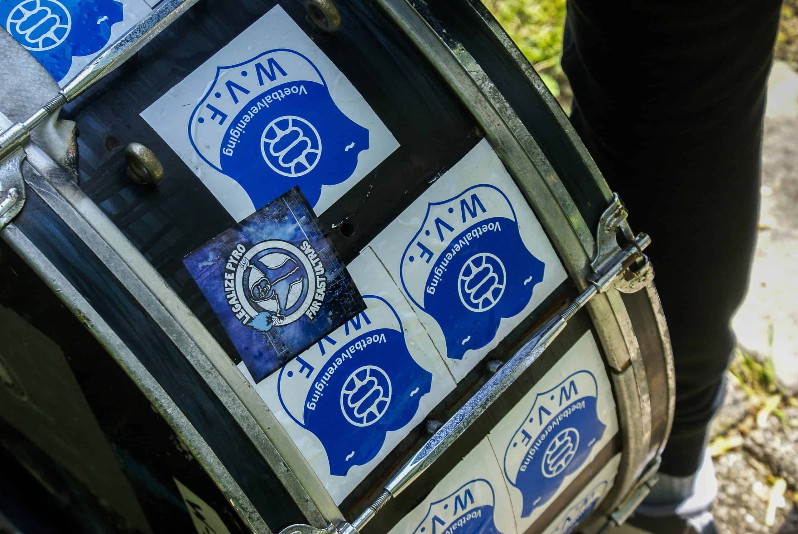 Gekkenhuis bij vijfde elftal amateurclub: Kampioen met ludieke acties en veel vuurwerk