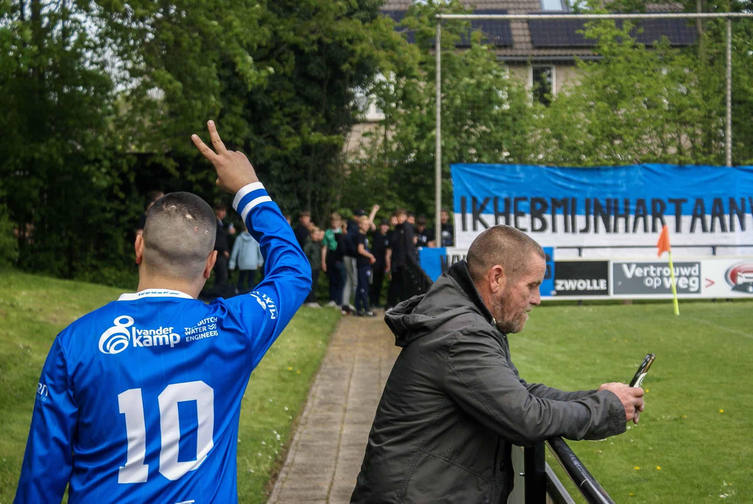Gekkenhuis bij vijfde elftal amateurclub: Kampioen met ludieke acties en veel vuurwerk