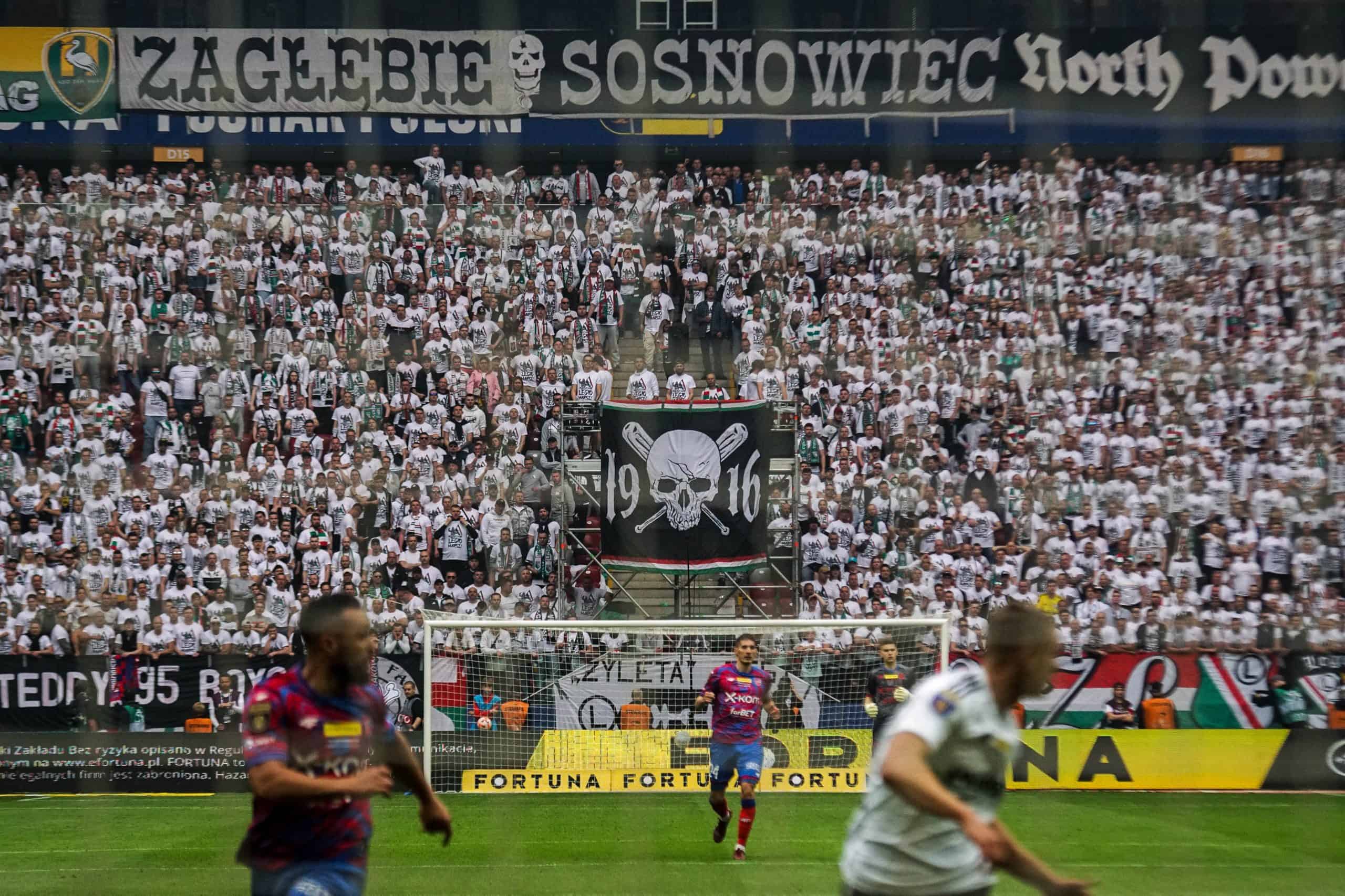 ‘Warschau houdt van winnaars’; Legia pakt beker in pyroparty