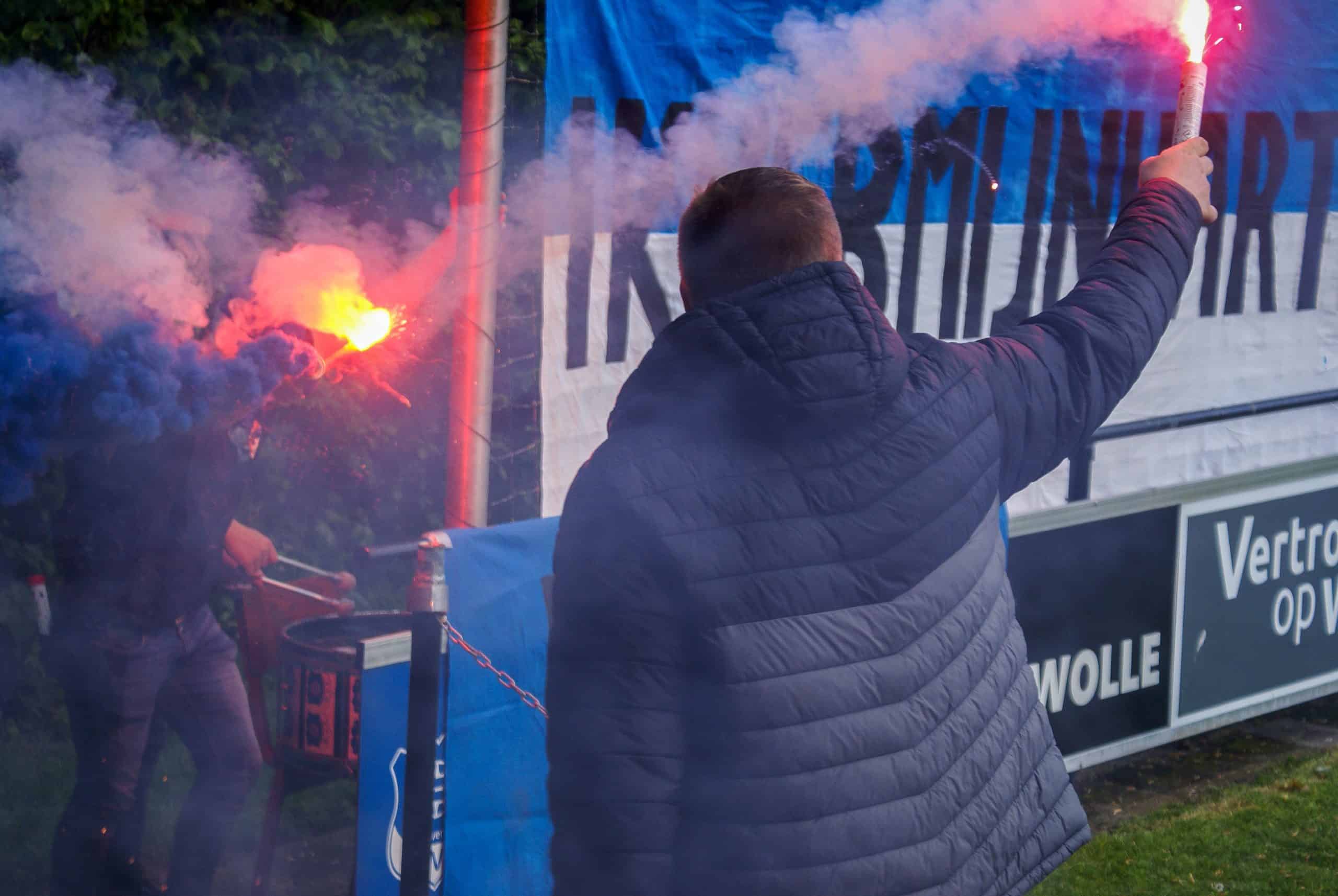 Gekkenhuis bij vijfde elftal amateurclub: Kampioen met ludieke acties en veel vuurwerk