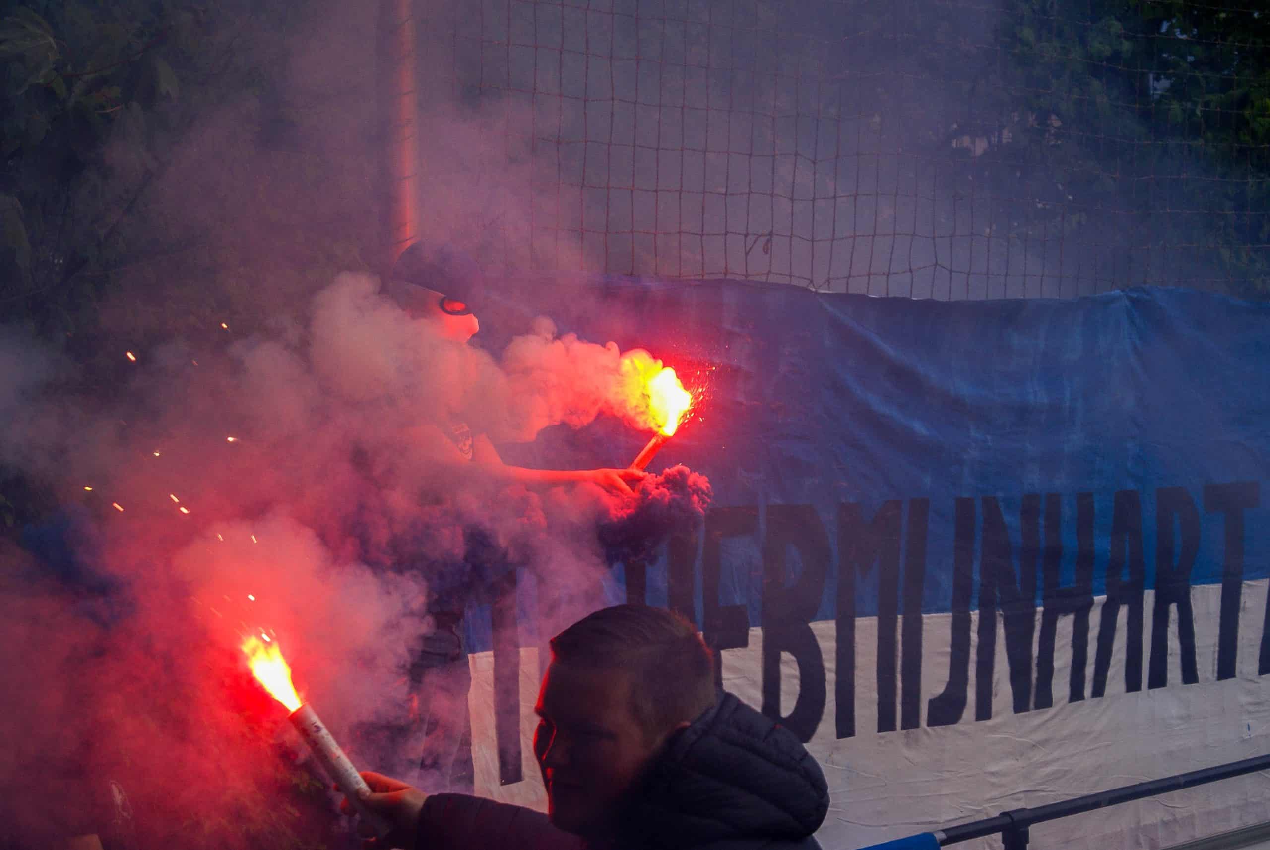 Gekkenhuis bij vijfde elftal amateurclub: Kampioen met ludieke acties en veel vuurwerk