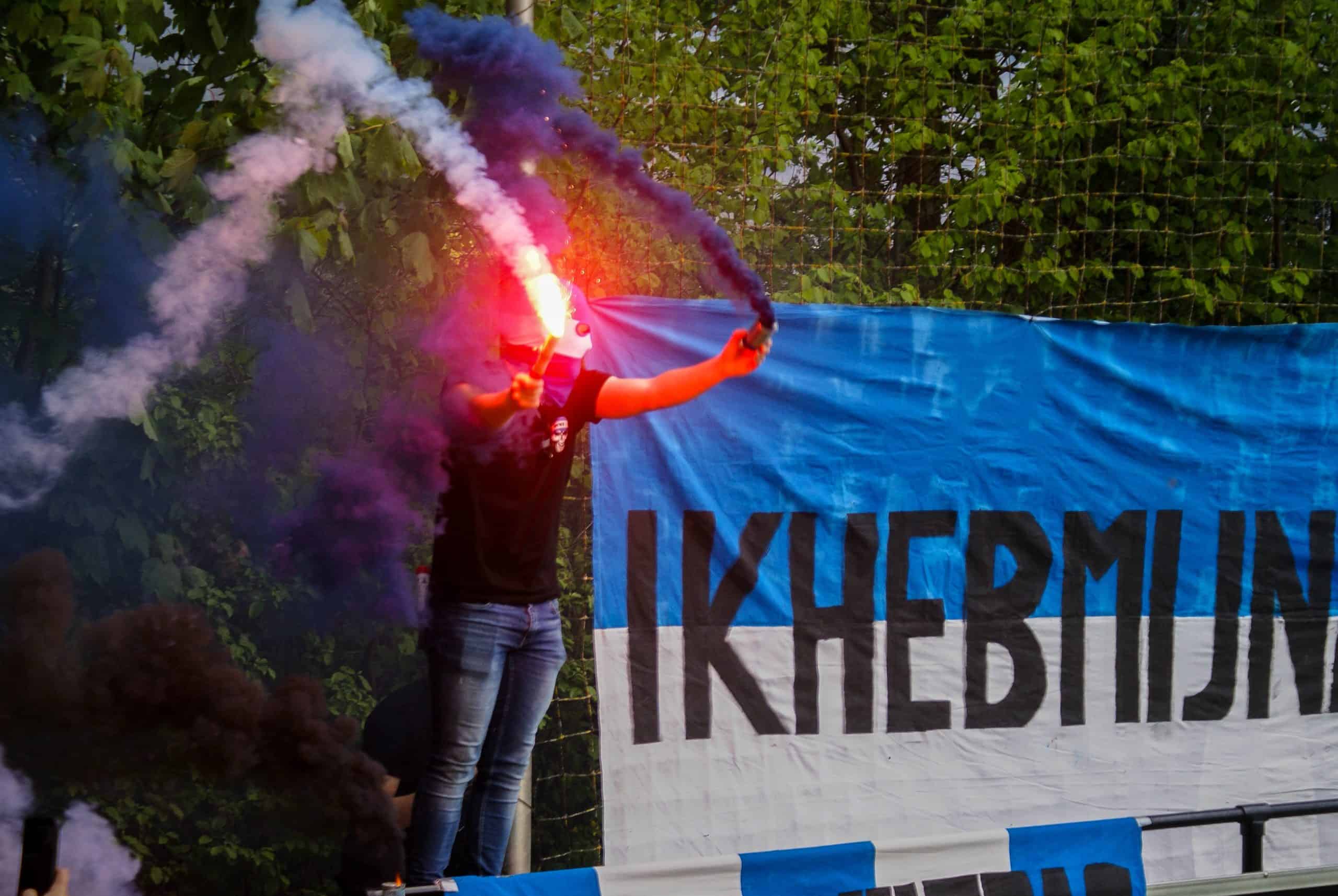 Gekkenhuis bij vijfde elftal amateurclub: Kampioen met ludieke acties en veel vuurwerk