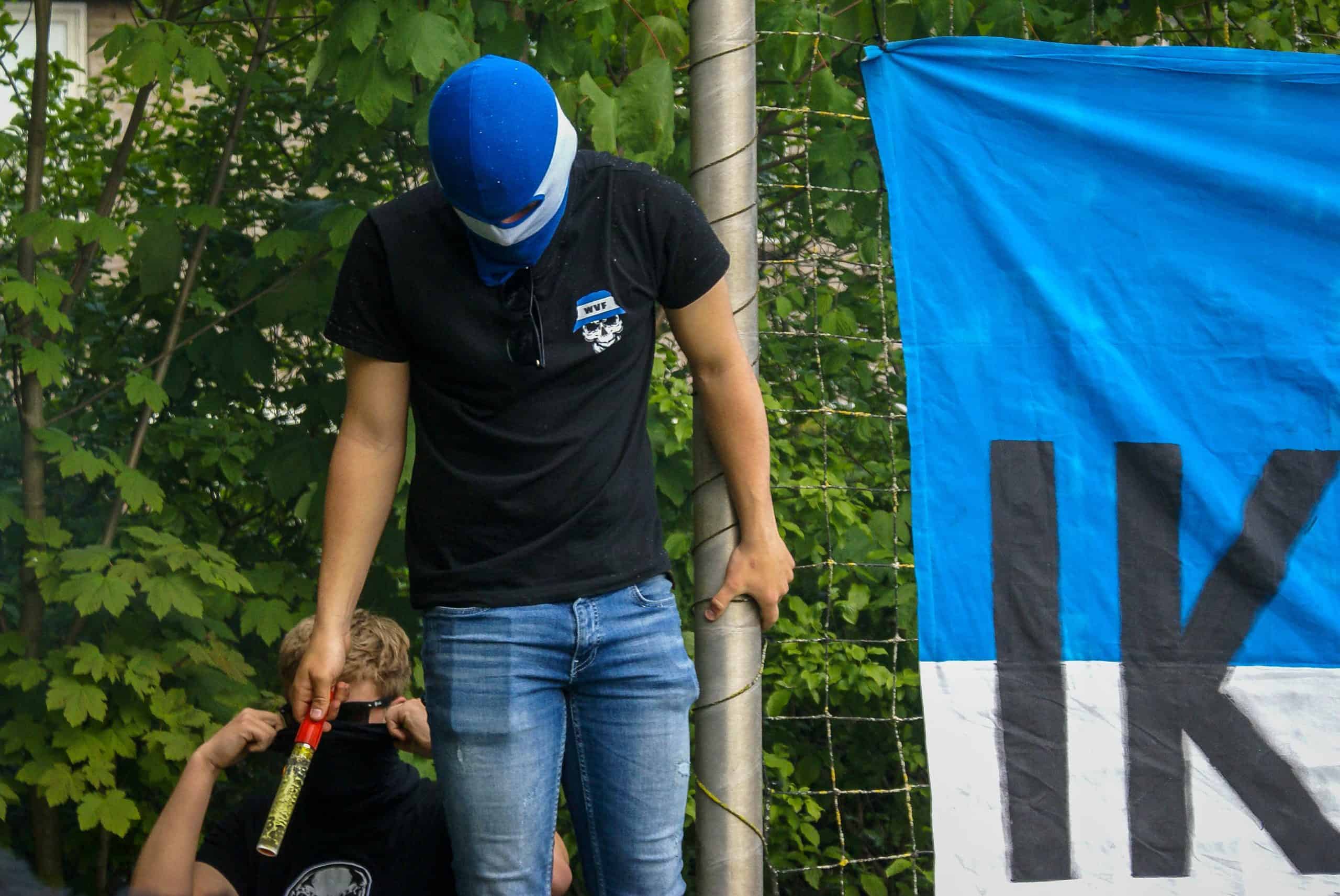 Gekkenhuis bij vijfde elftal amateurclub: Kampioen met ludieke acties en veel vuurwerk