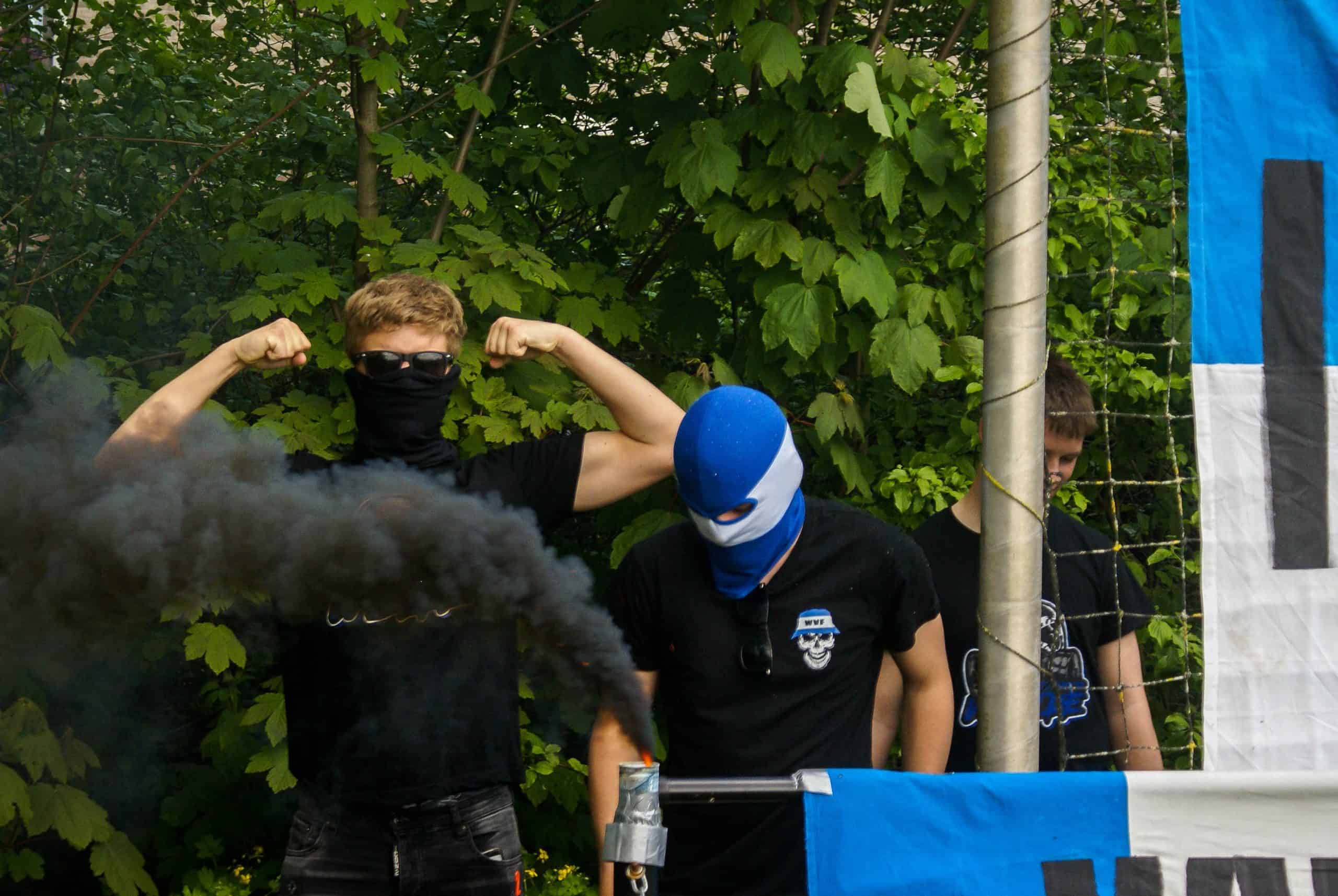Gekkenhuis bij vijfde elftal amateurclub: Kampioen met ludieke acties en veel vuurwerk