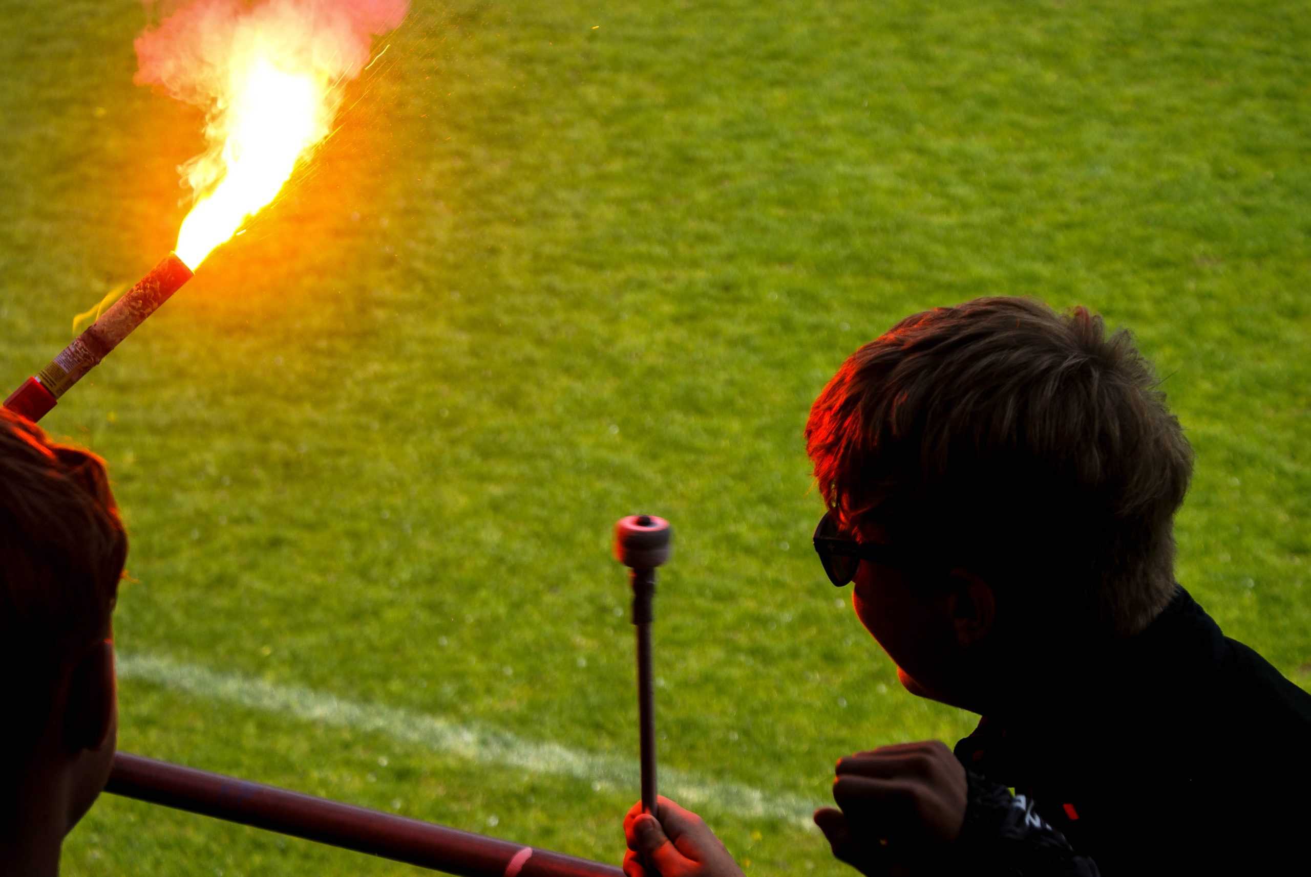 Gekkenhuis bij vijfde elftal amateurclub: Kampioen met ludieke acties en veel vuurwerk