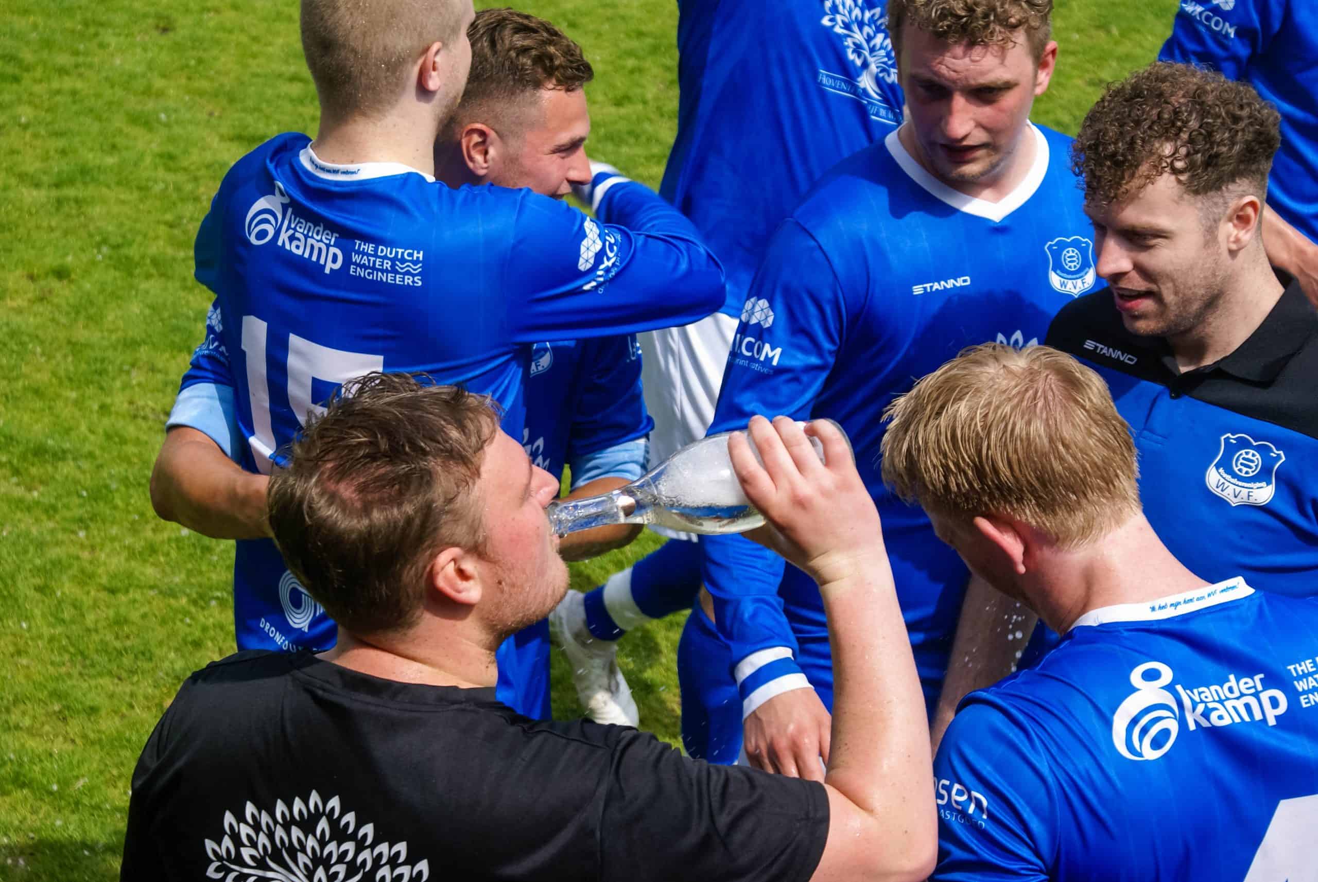 Gekkenhuis bij vijfde elftal amateurclub: Kampioen met ludieke acties en veel vuurwerk