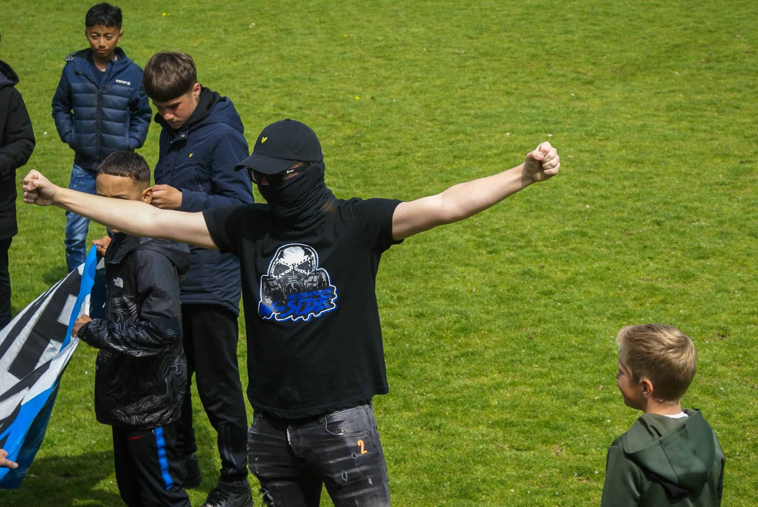 Gekkenhuis bij vijfde elftal amateurclub: Kampioen met ludieke acties en veel vuurwerk
