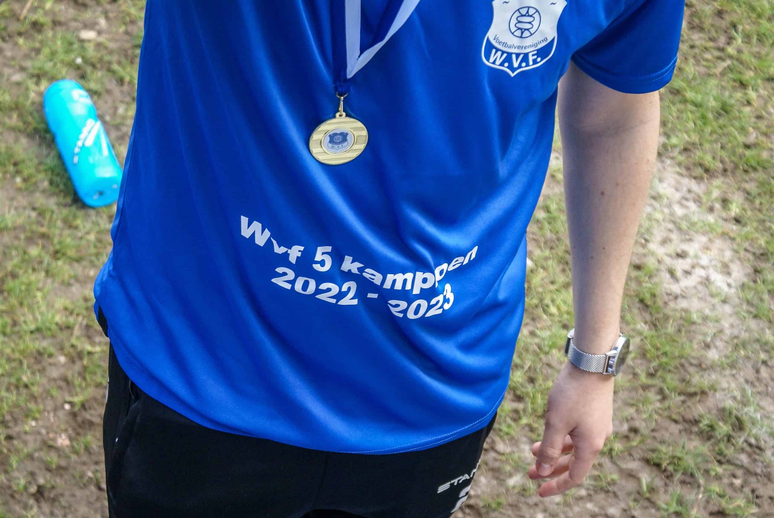 Gekkenhuis bij vijfde elftal amateurclub: Kampioen met ludieke acties en veel vuurwerk