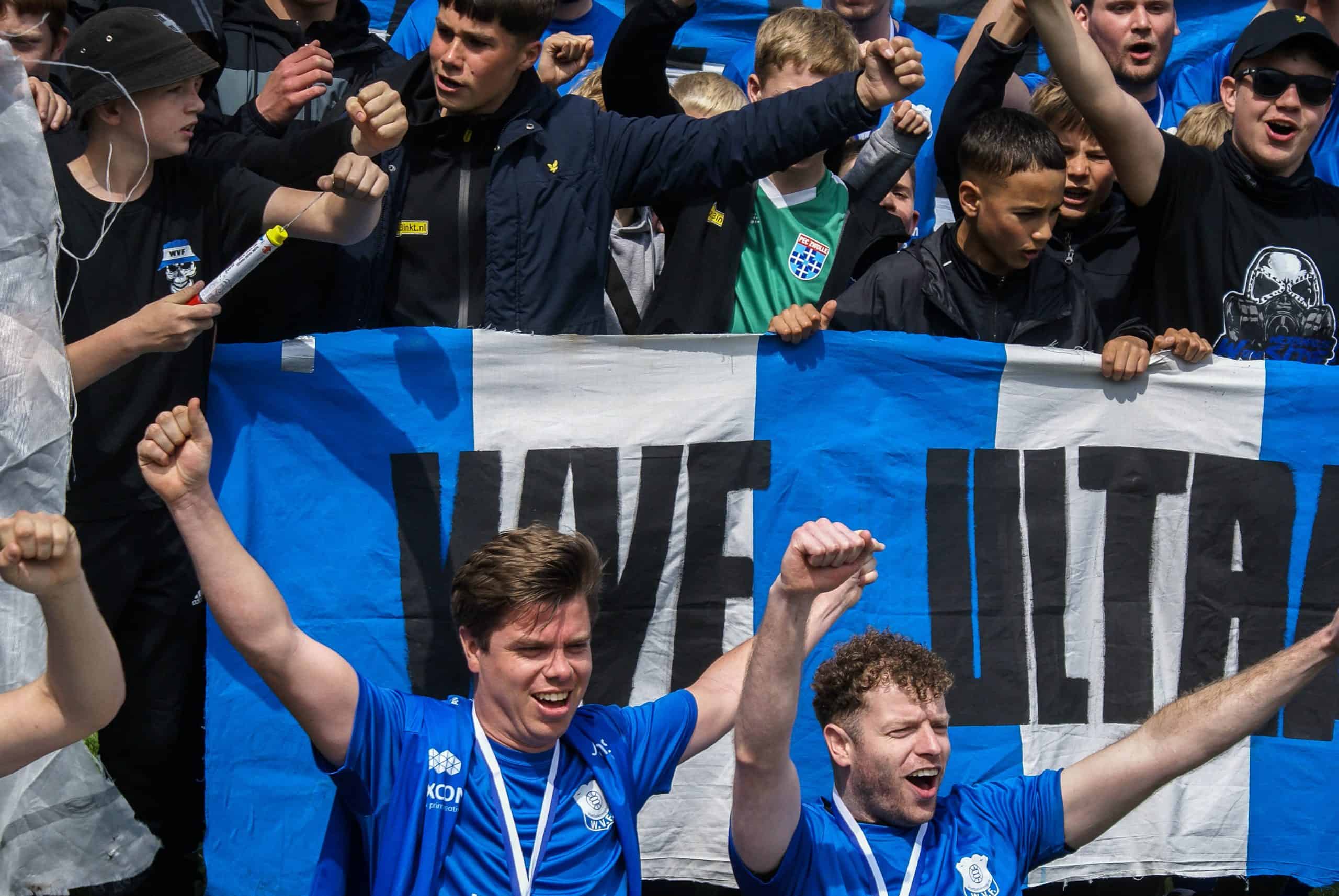 Gekkenhuis bij vijfde elftal amateurclub: Kampioen met ludieke acties en veel vuurwerk