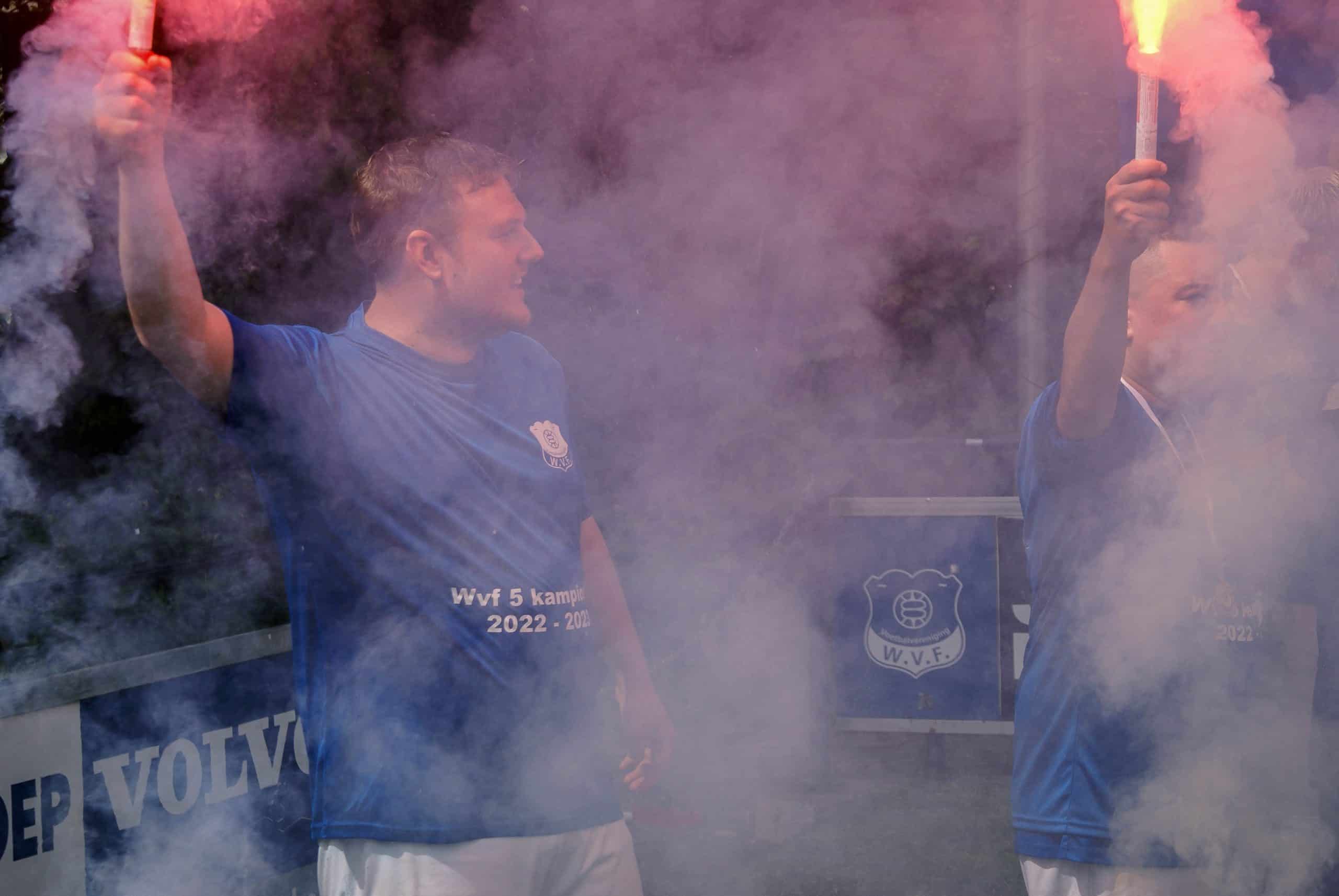 Gekkenhuis bij vijfde elftal amateurclub: Kampioen met ludieke acties en veel vuurwerk