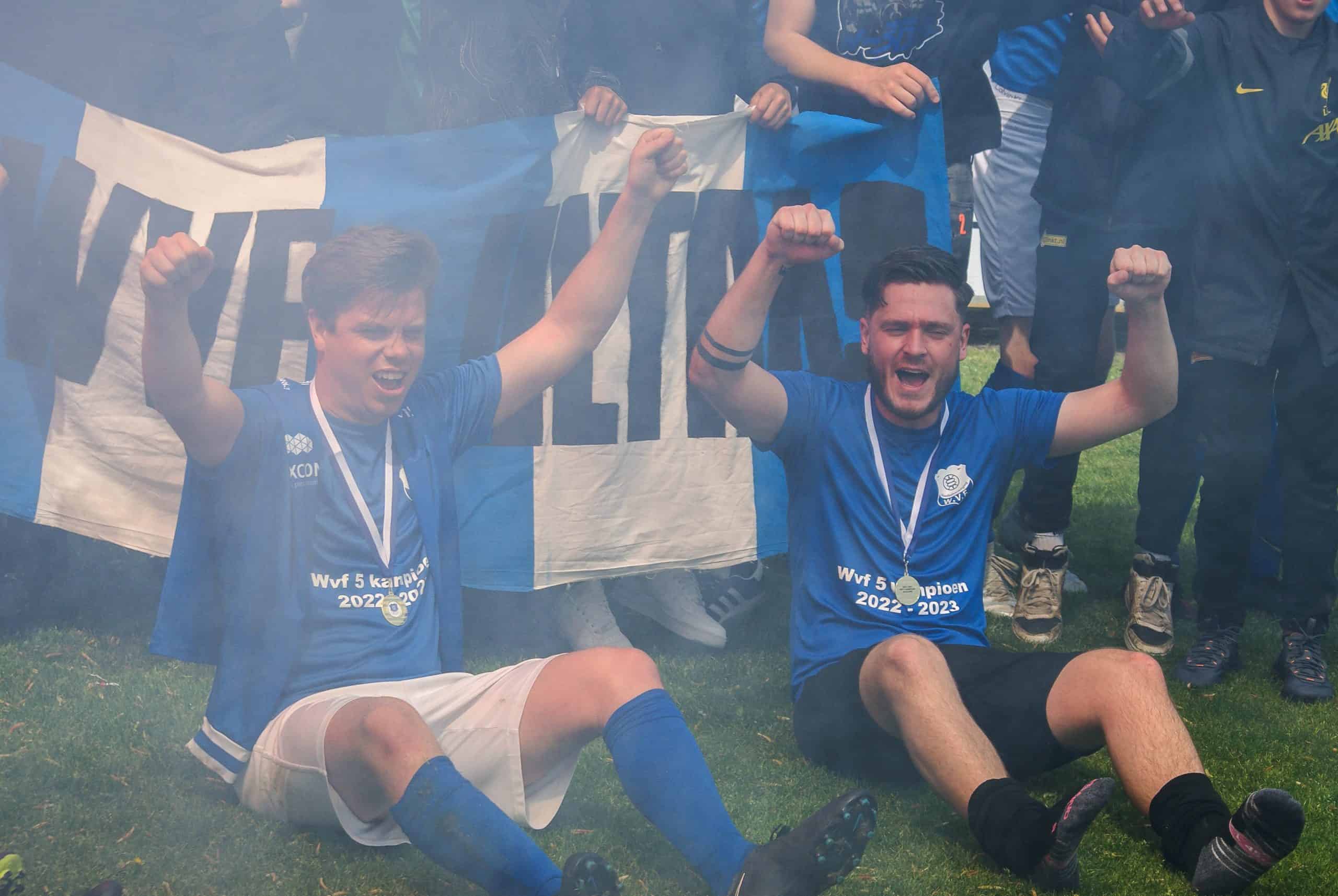 Gekkenhuis bij vijfde elftal amateurclub: Kampioen met ludieke acties en veel vuurwerk