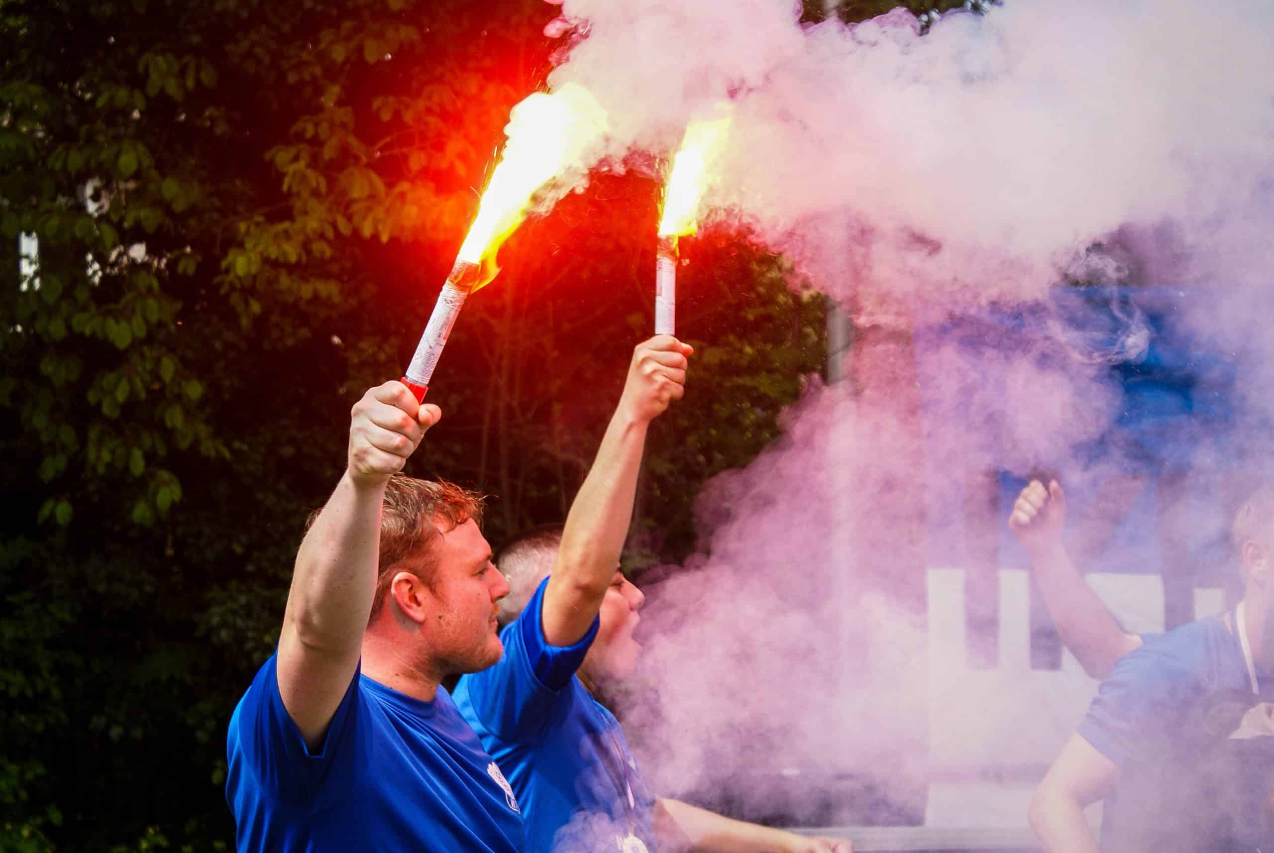 Gekkenhuis bij vijfde elftal amateurclub: Kampioen met ludieke acties en veel vuurwerk