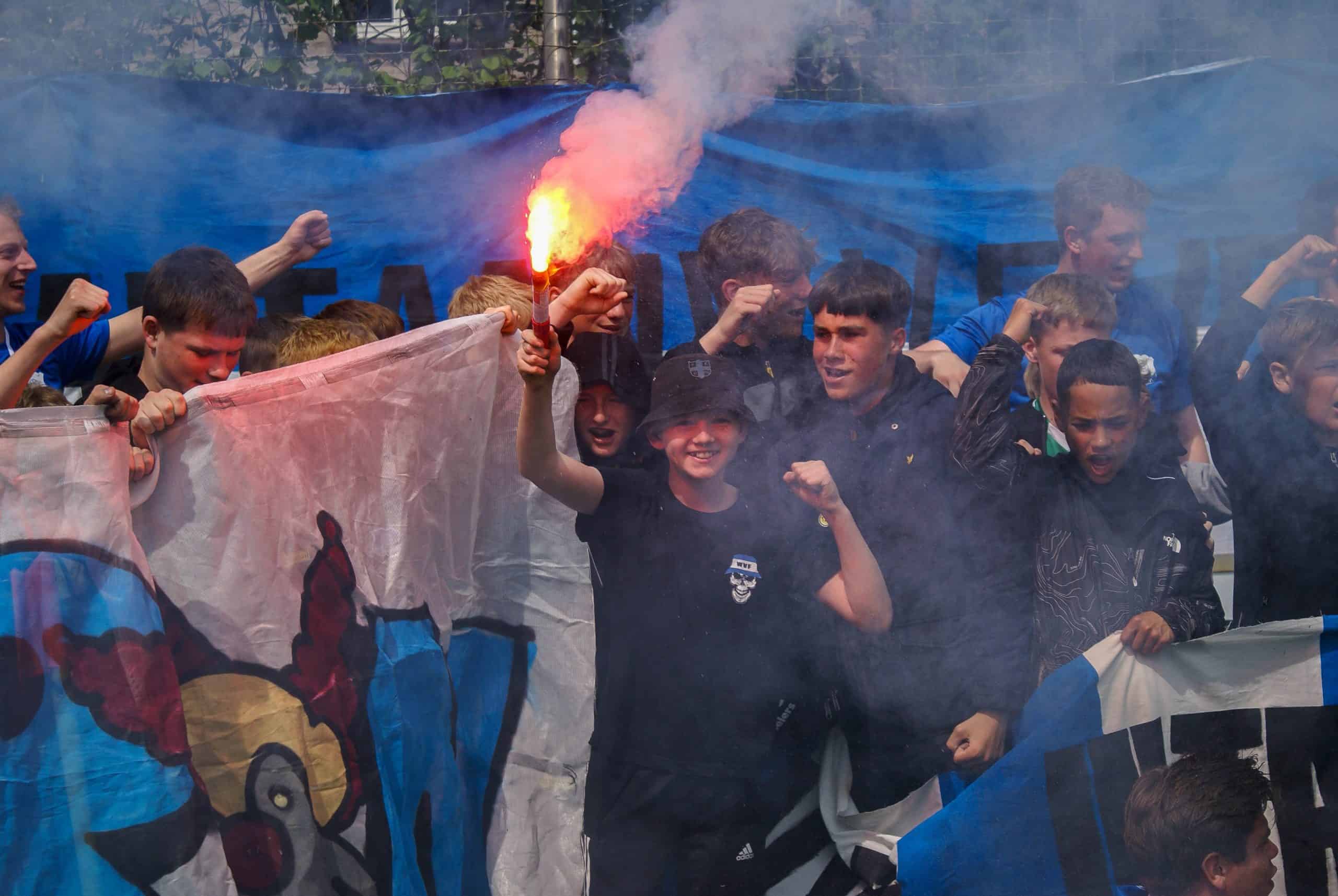 Gekkenhuis bij vijfde elftal amateurclub: Kampioen met ludieke acties en veel vuurwerk