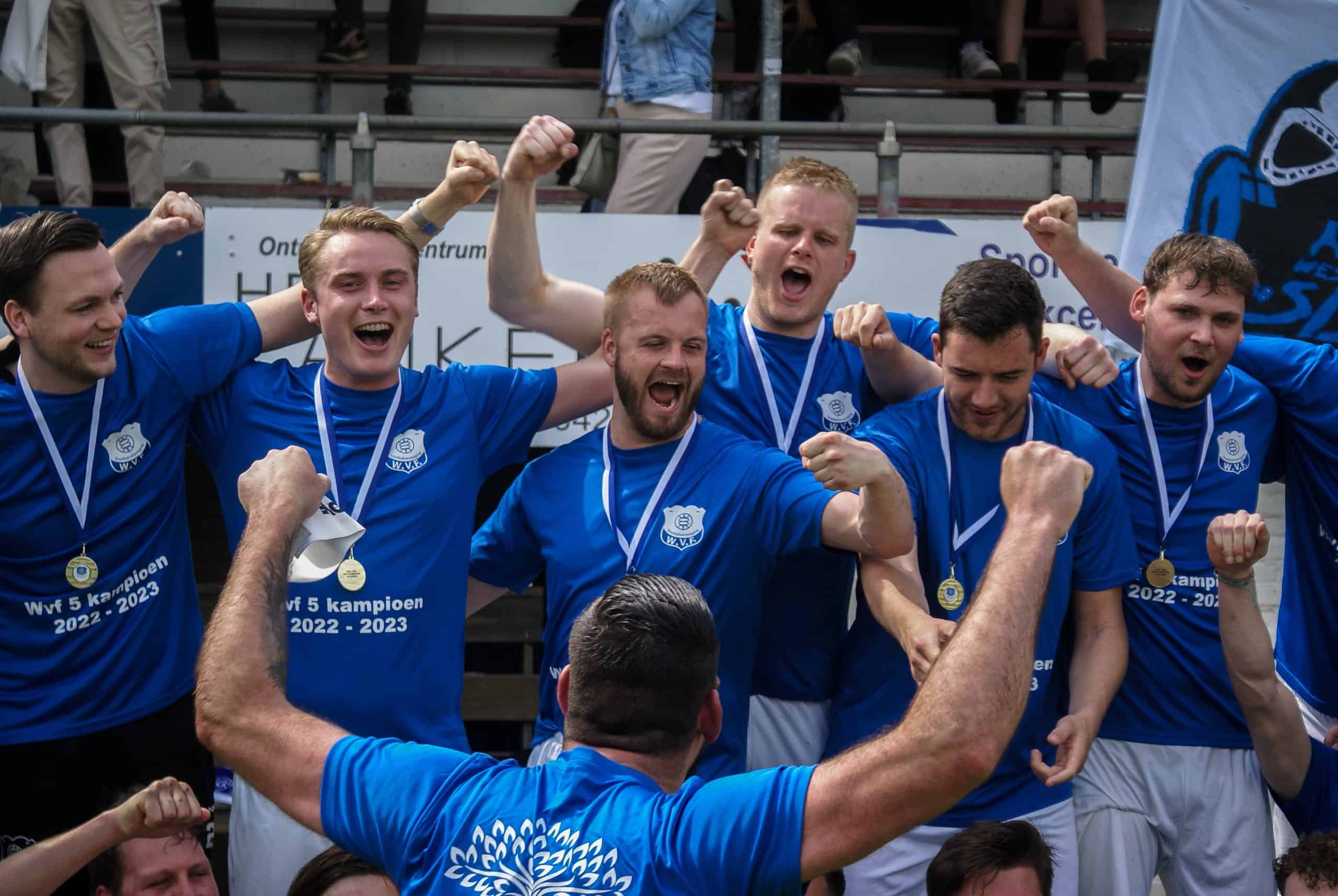 Gekkenhuis bij vijfde elftal amateurclub: Kampioen met ludieke acties en veel vuurwerk