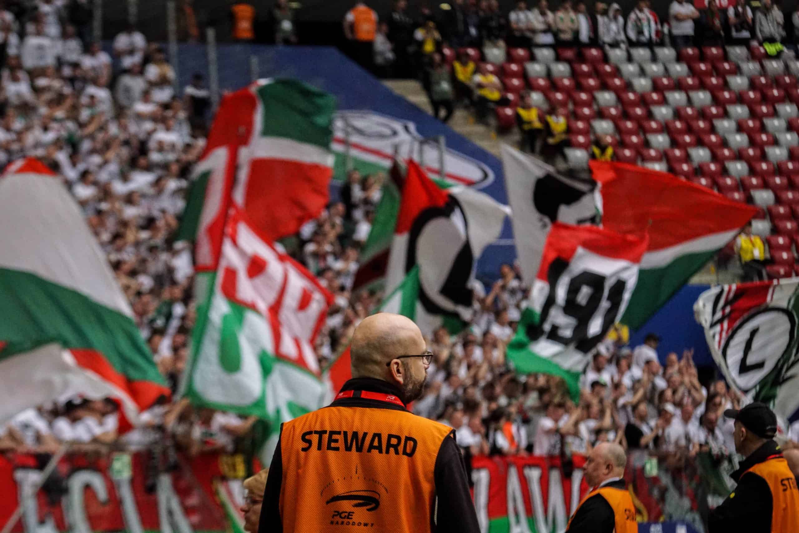 ‘Warschau houdt van winnaars’; Legia pakt beker in pyroparty