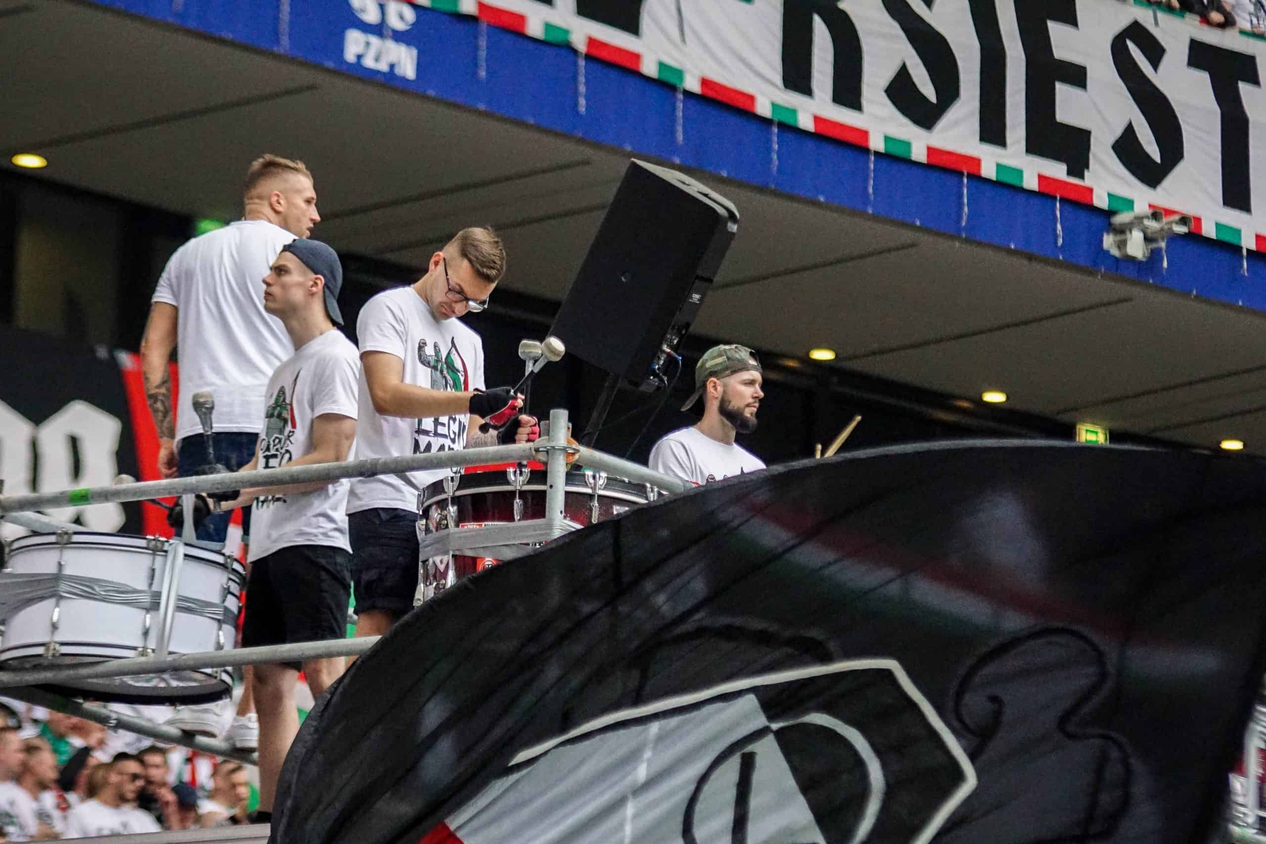 ‘Warschau houdt van winnaars’; Legia pakt beker in pyroparty