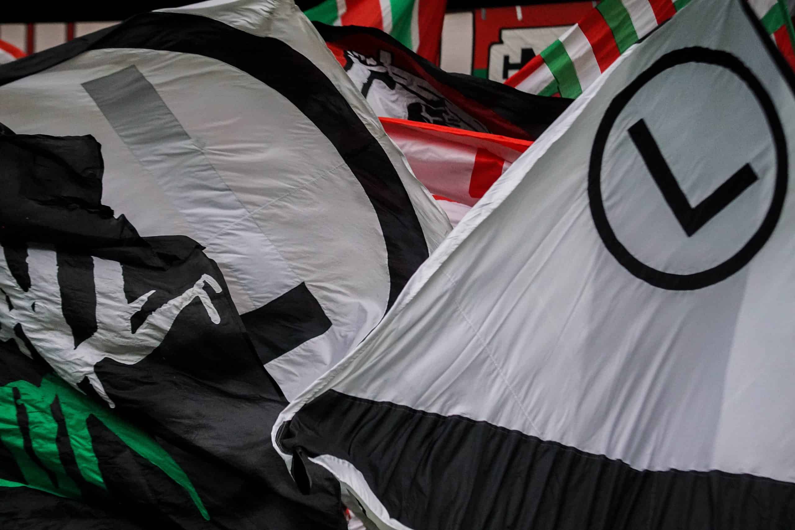 ‘Warschau houdt van winnaars’; Legia pakt beker in pyroparty