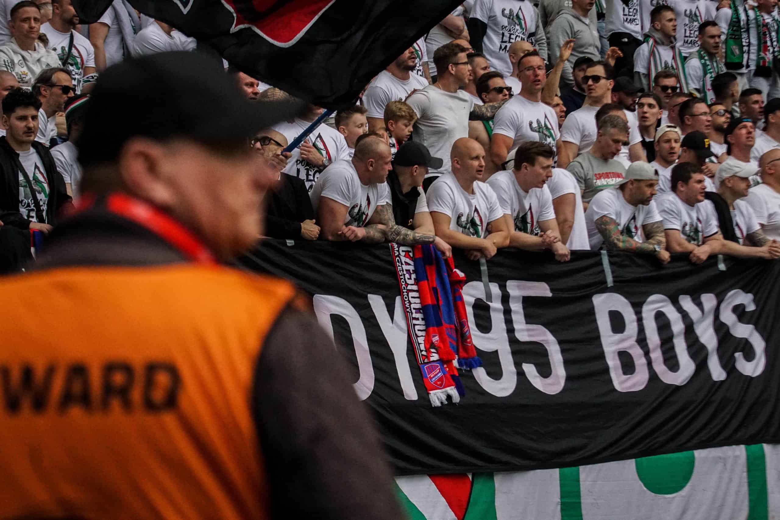 ‘Warschau houdt van winnaars’; Legia pakt beker in pyroparty
