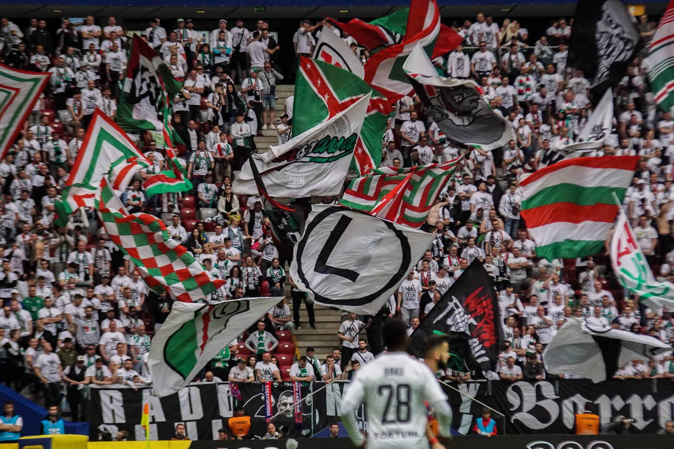 ‘Warschau houdt van winnaars’; Legia pakt beker in pyroparty