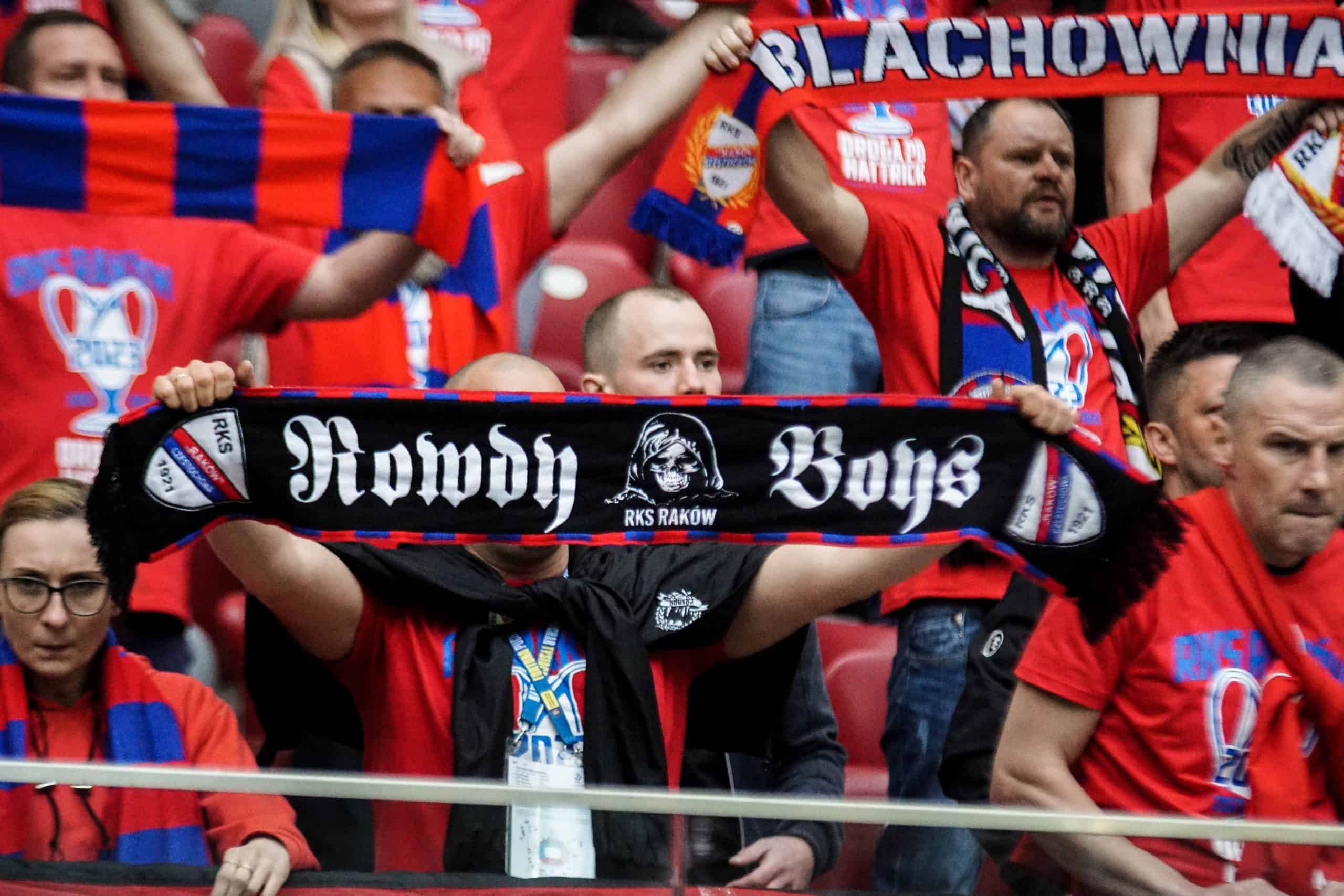 ‘Warschau houdt van winnaars’; Legia pakt beker in pyroparty