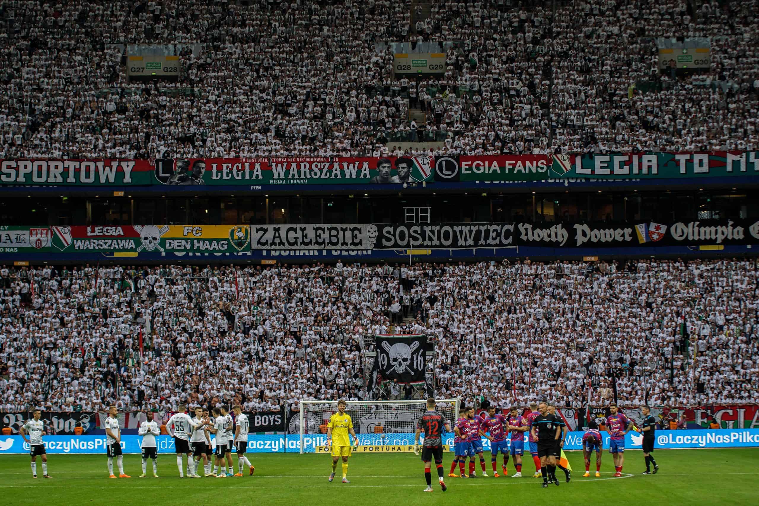 ‘Warschau houdt van winnaars’; Legia pakt beker in pyroparty