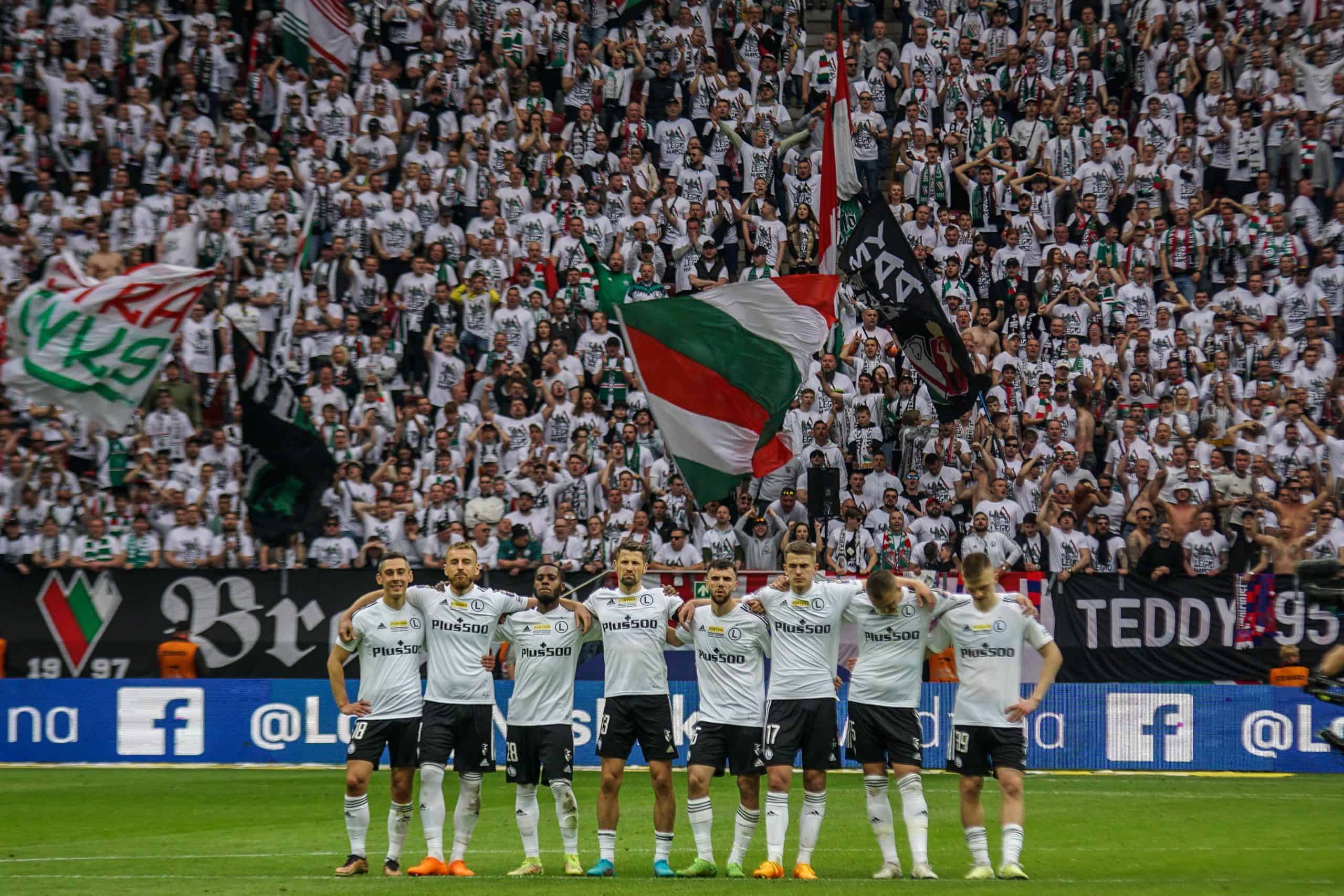 ‘Warschau houdt van winnaars’; Legia pakt beker in pyroparty