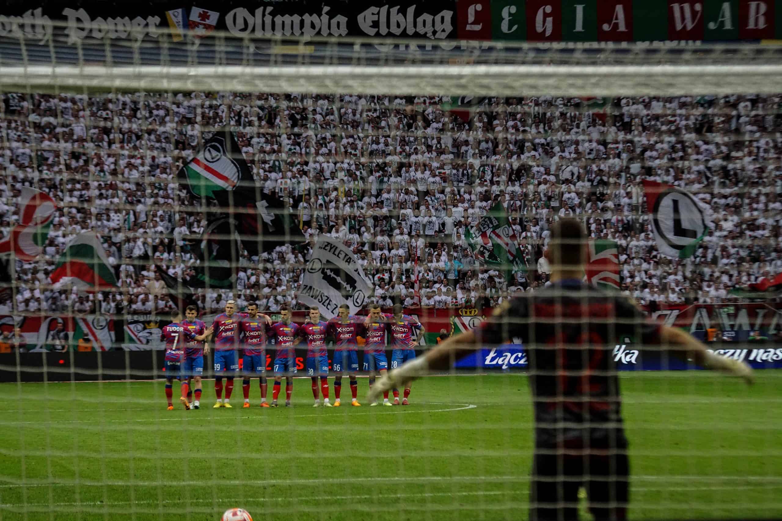 ‘Warschau houdt van winnaars’; Legia pakt beker in pyroparty