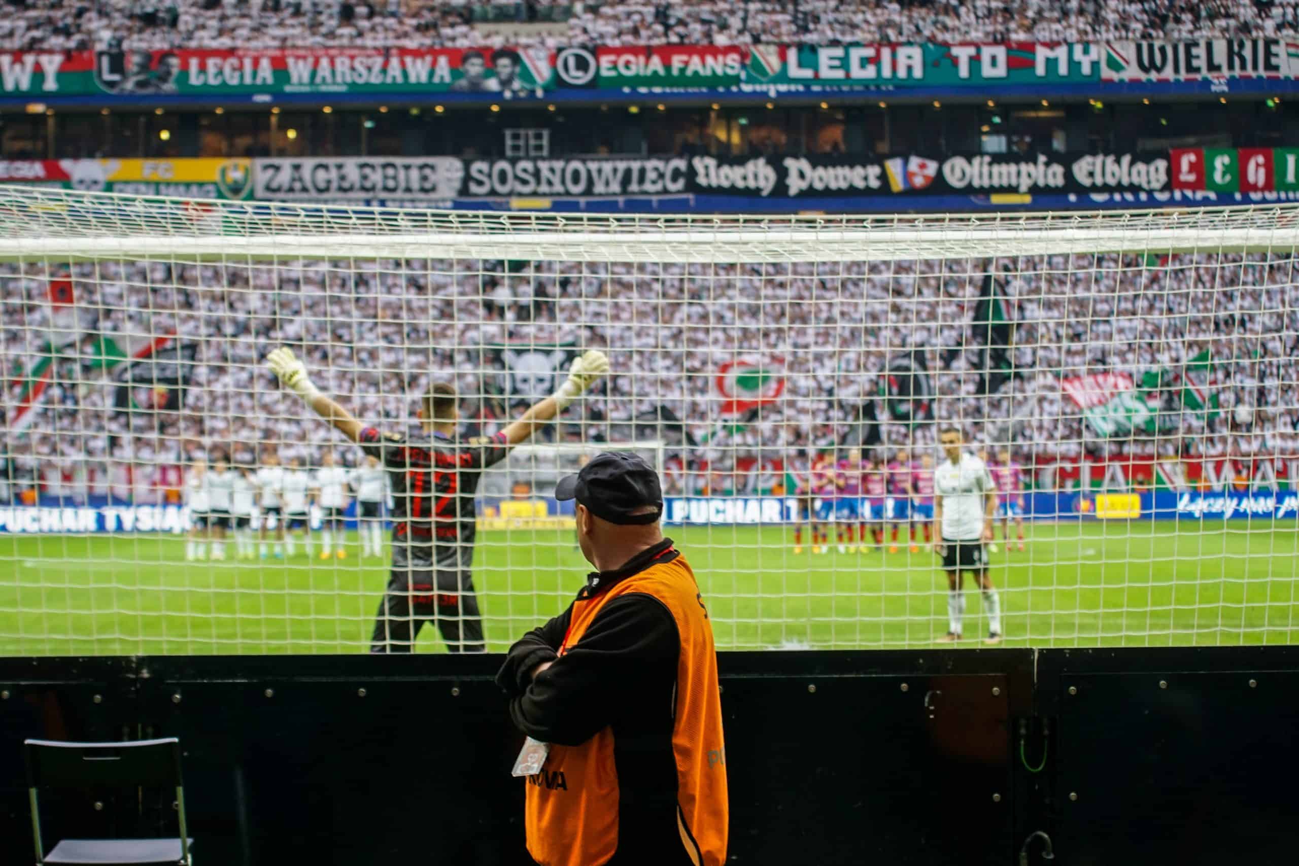 ‘Warschau houdt van winnaars’; Legia pakt beker in pyroparty