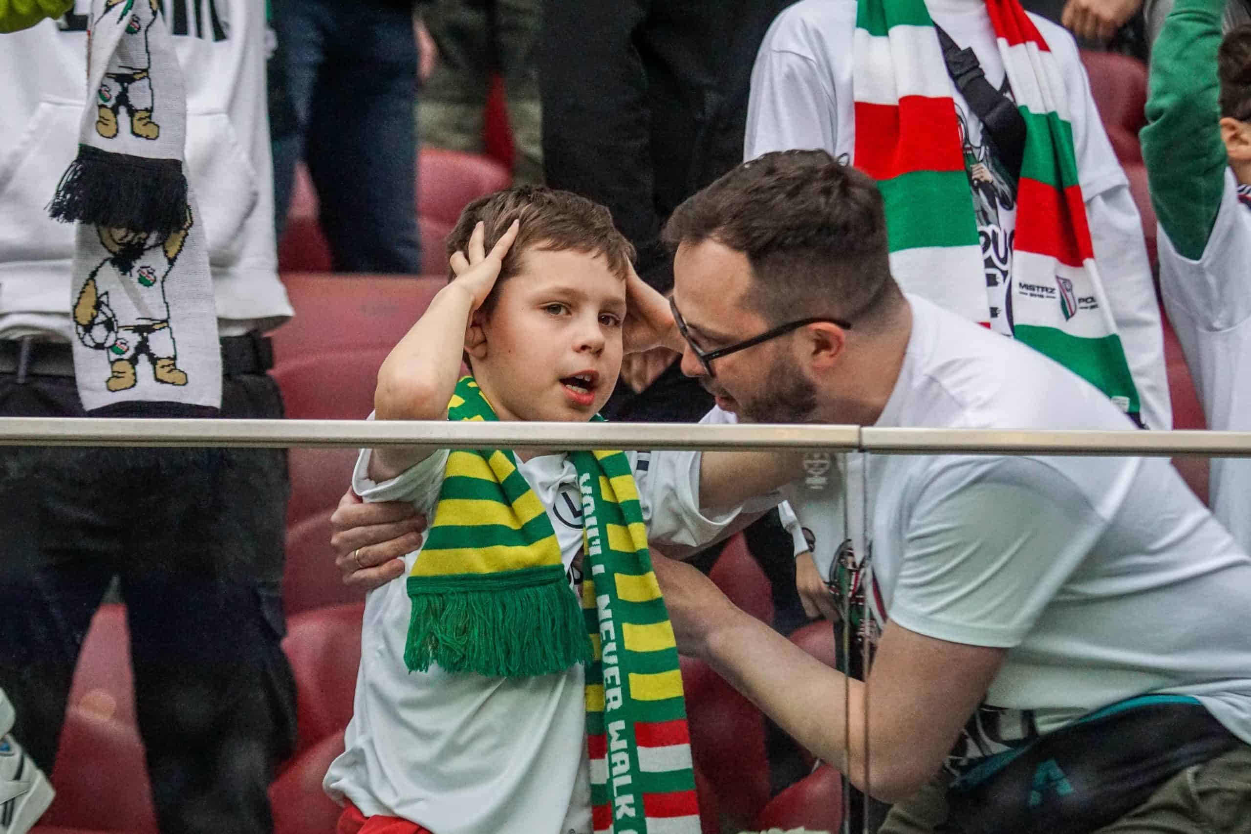 ‘Warschau houdt van winnaars’; Legia pakt beker in pyroparty
