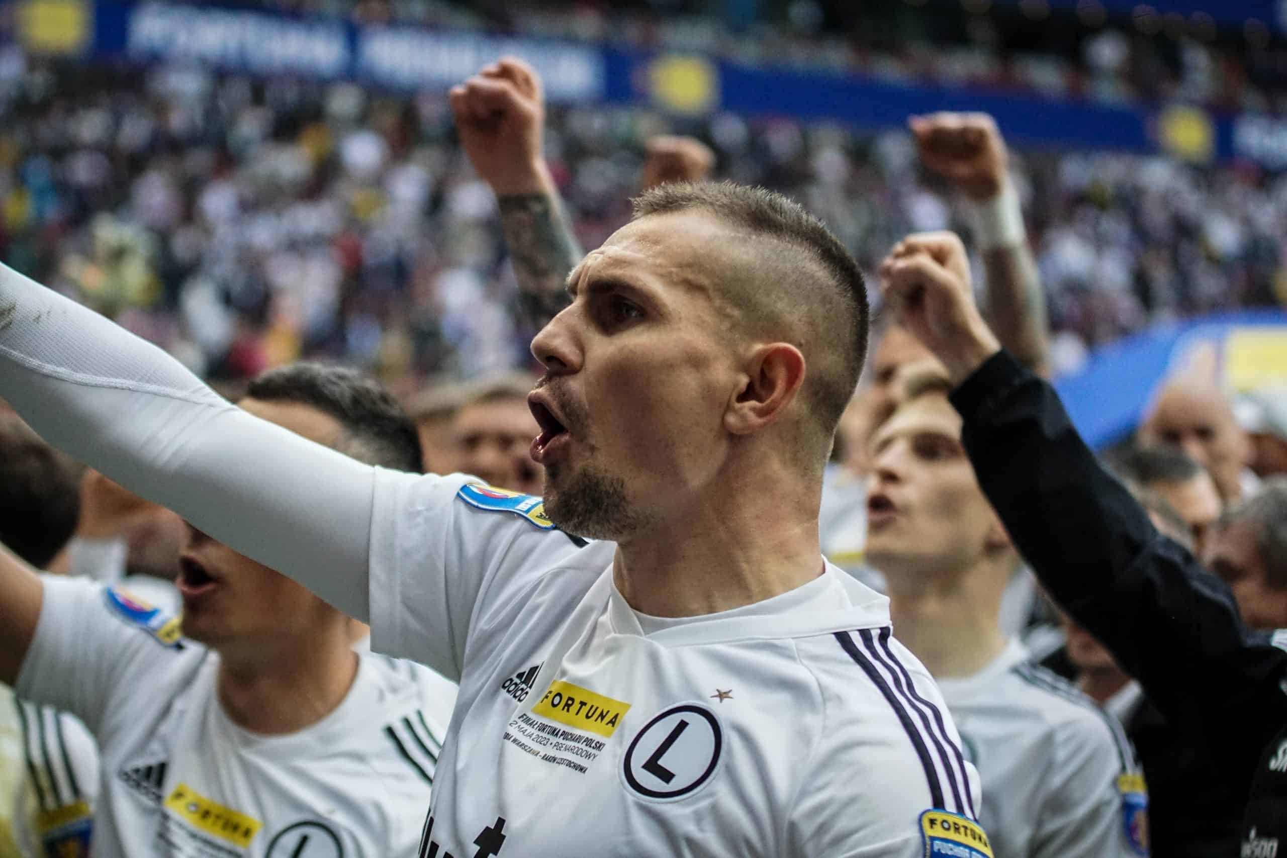 ‘Warschau houdt van winnaars’; Legia pakt beker in pyroparty