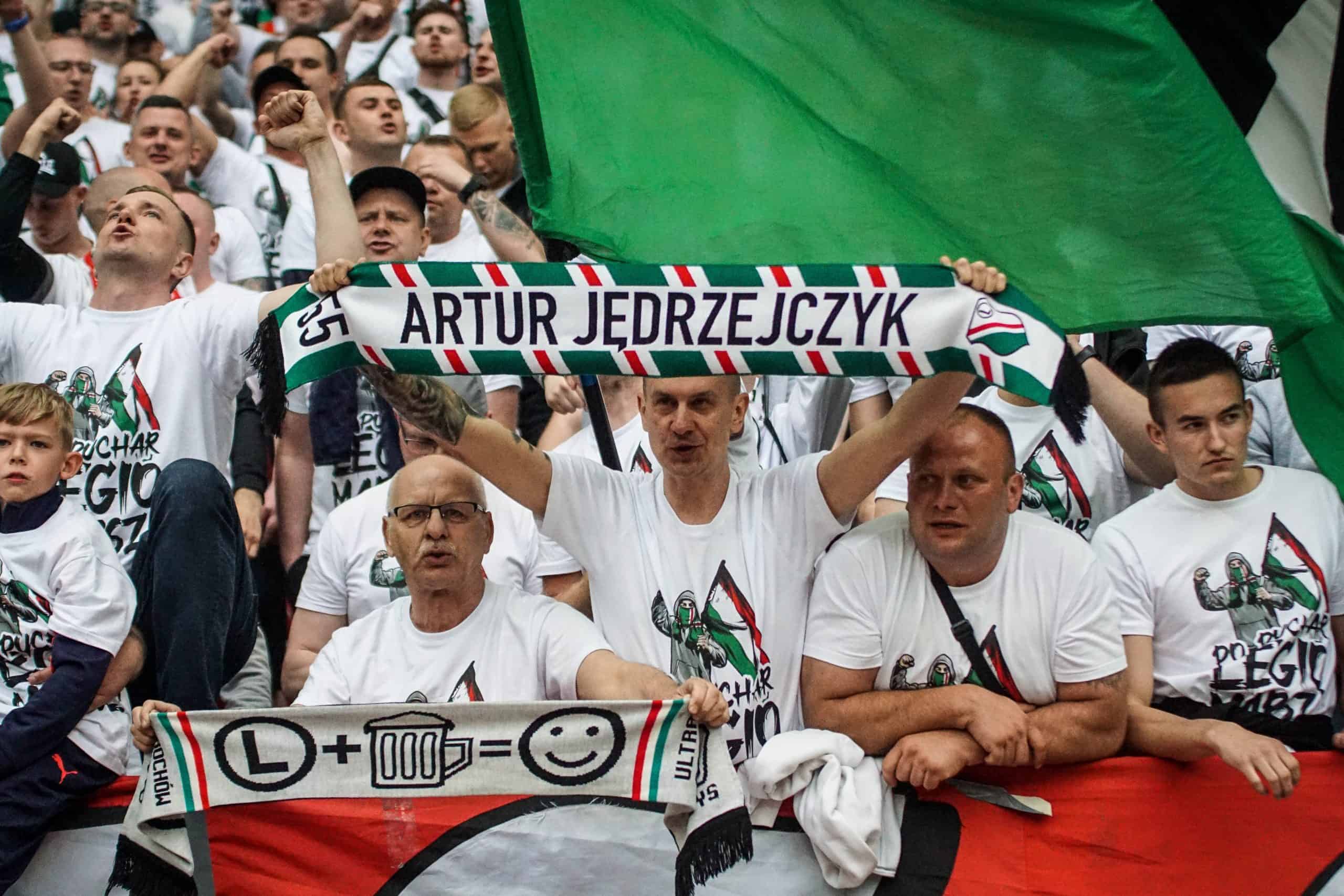 ‘Warschau houdt van winnaars’; Legia pakt beker in pyroparty