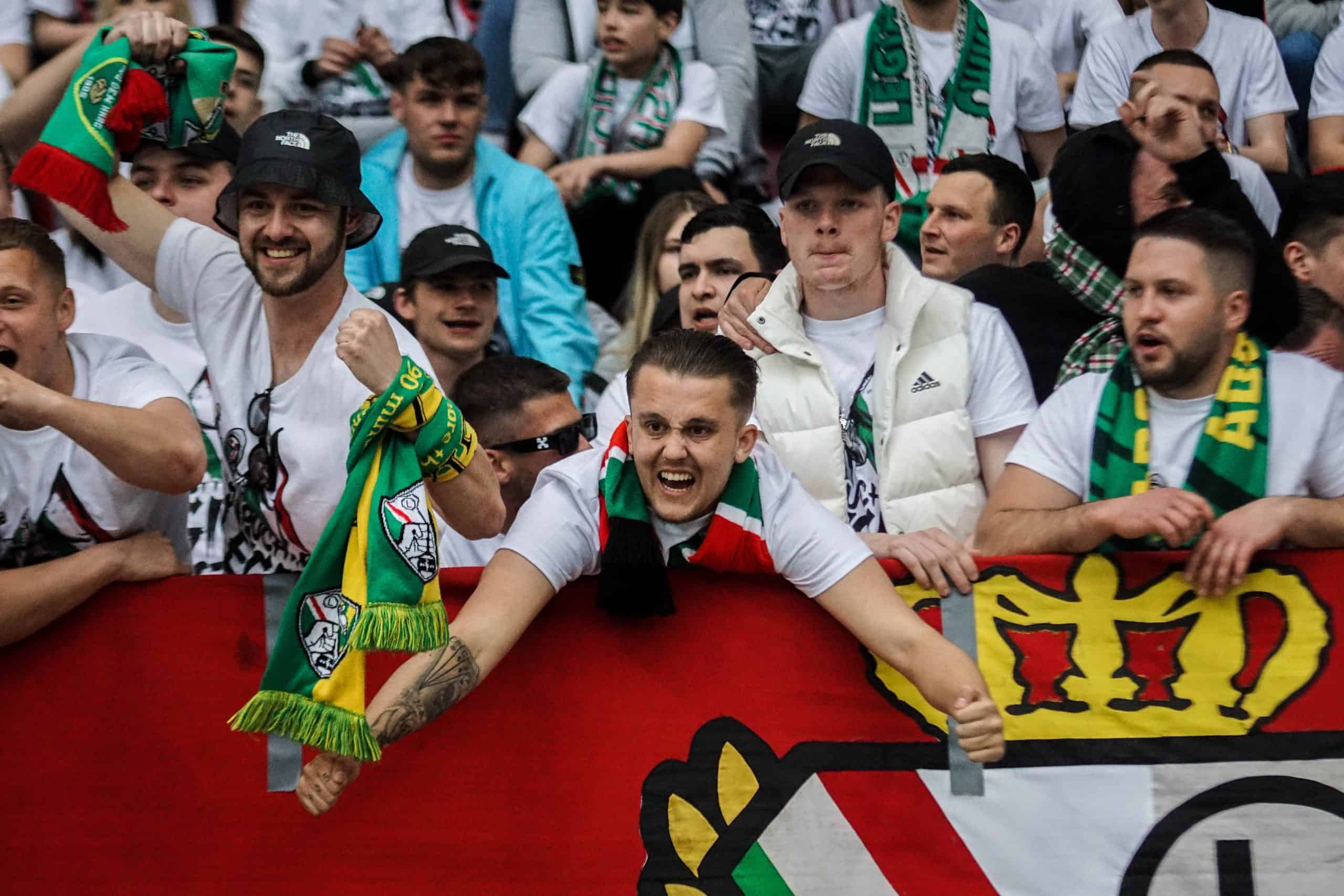 ‘Warschau houdt van winnaars’; Legia pakt beker in pyroparty