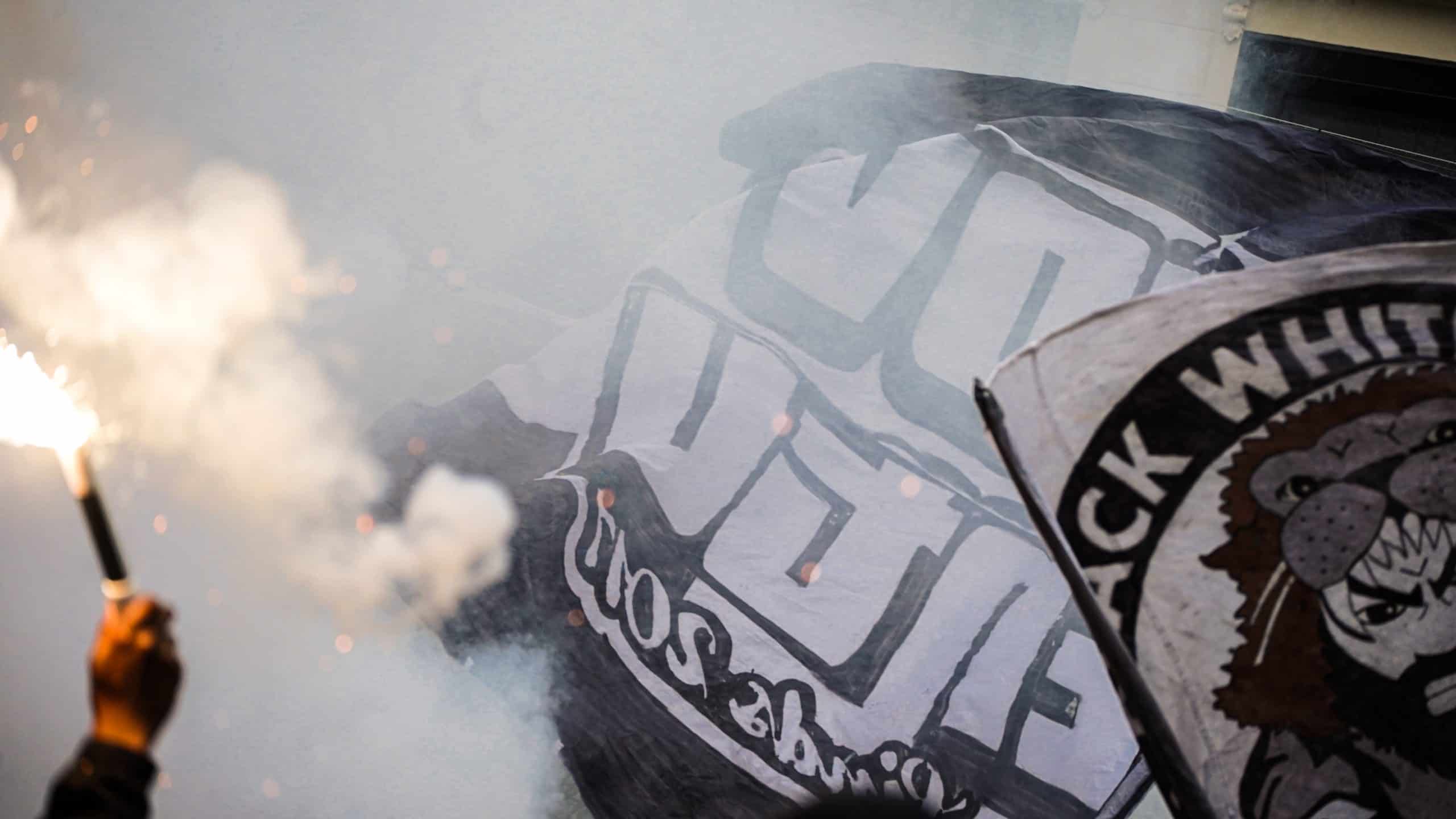 Ouderwetse pitch invasion bij promotie Heracles Almelo
