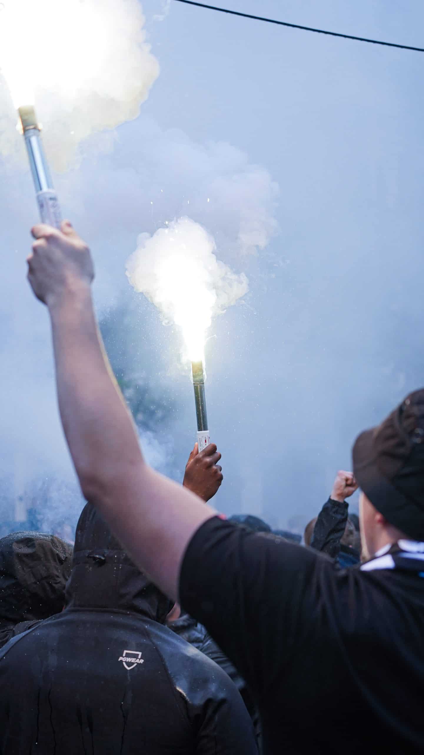 Ouderwetse pitch invasion bij promotie Heracles Almelo