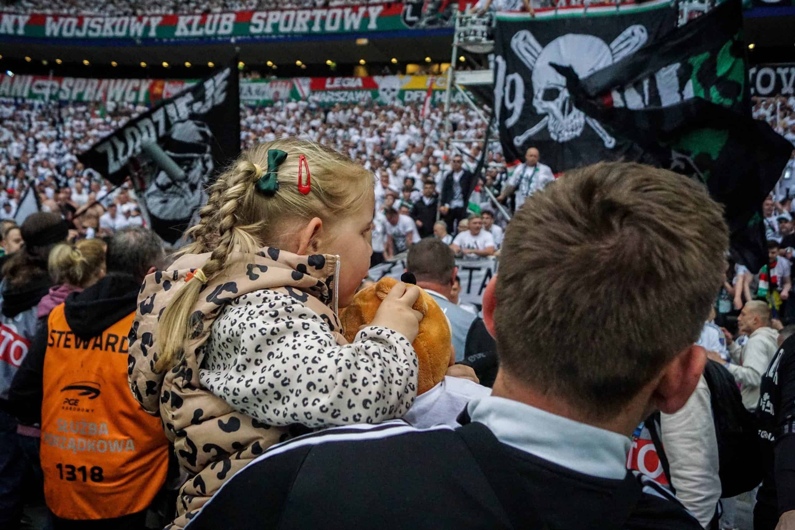 ‘Warschau houdt van winnaars’; Legia pakt beker in pyroparty