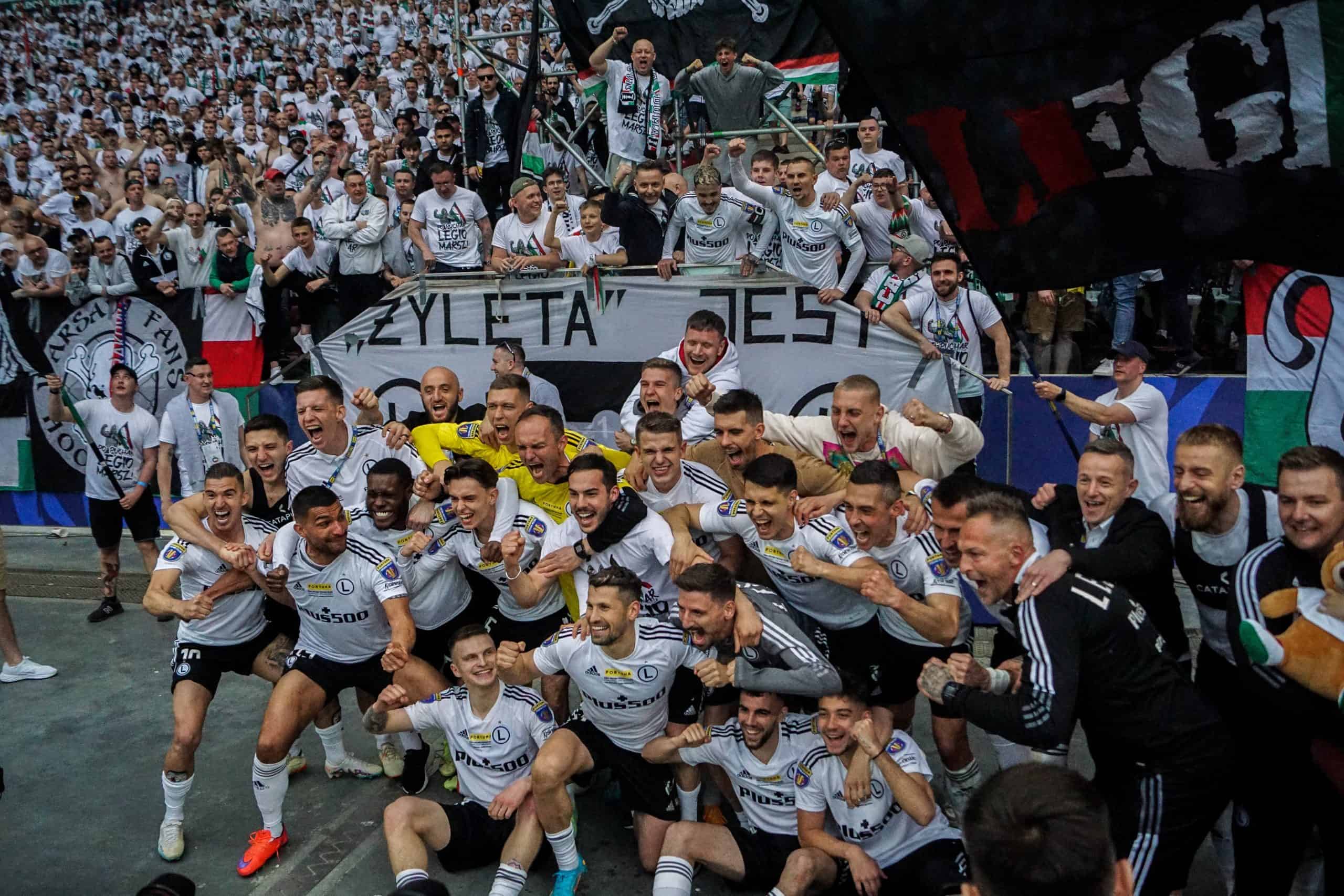 ‘Warschau houdt van winnaars’; Legia pakt beker in pyroparty